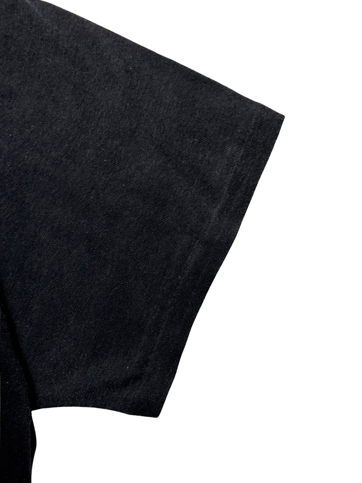 Detailansicht des kurzen Ärmelbunds mit klassischer 80er-Jahre Single-Stitch-Einfachnaht.