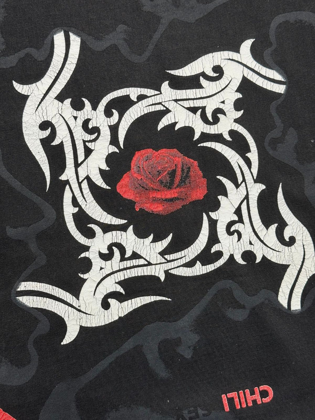 Detailansicht der vorderen Print-Grafik mit dem charakteristischen weißen Tribal-Dornenmuster und der zentralen roten Rose aus dem „Blood Sugar Sex Magik“-Artwork.