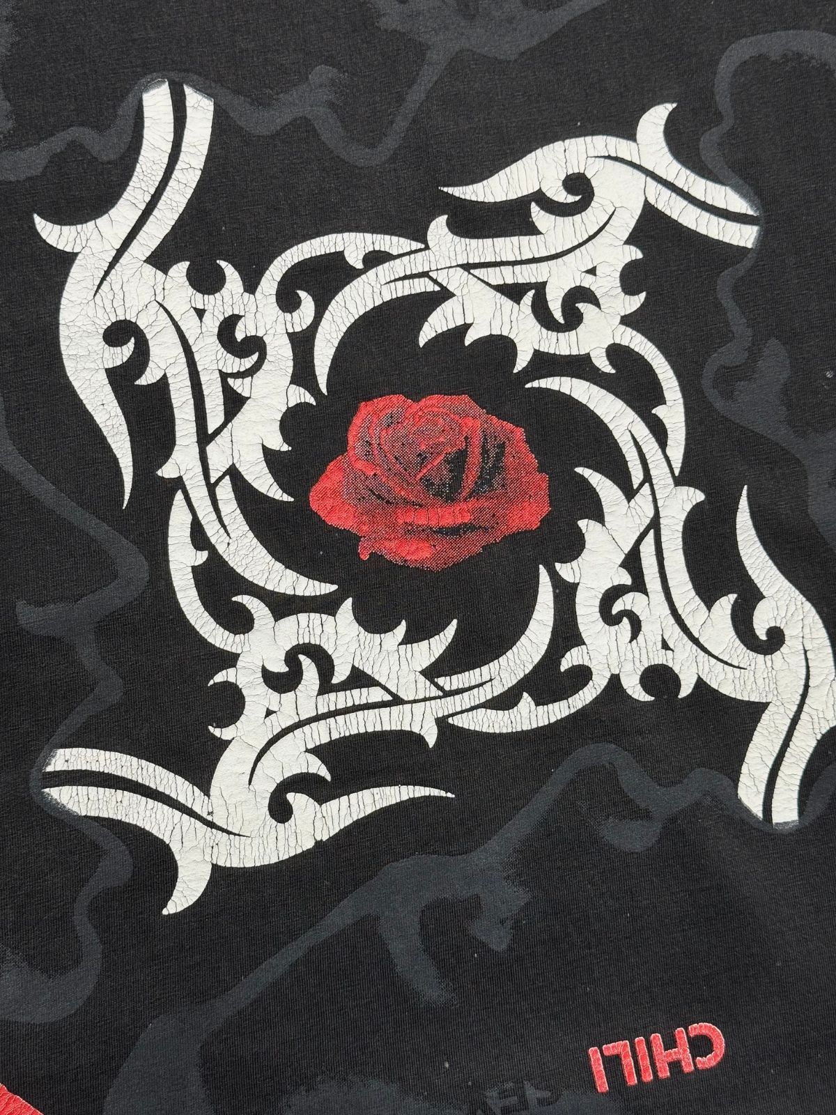 Detailansicht der vorderen Print-Grafik mit dem charakteristischen weißen Tribal-Dornenmuster und der zentralen roten Rose aus dem „Blood Sugar Sex Magik“-Artwork.