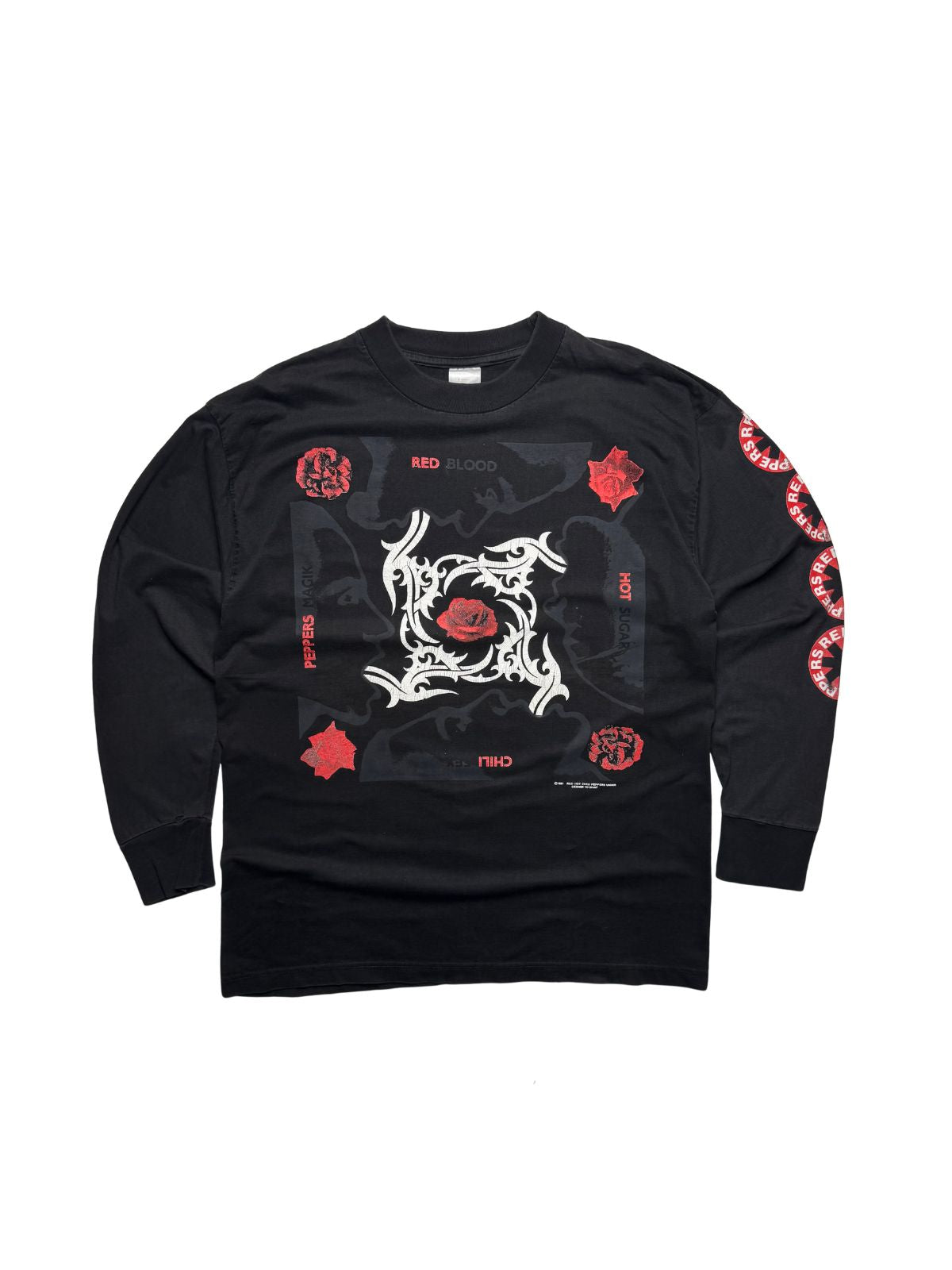 Originales schwarzes Vintage Red Hot Chili Peppers Longsleeve Shirt von 1991 zum Album „Blood Sugar Sex Magik“ in der vorderen Gesamtansicht mit ikonischem Cover-Artwork und bedruckten Ärmeln.