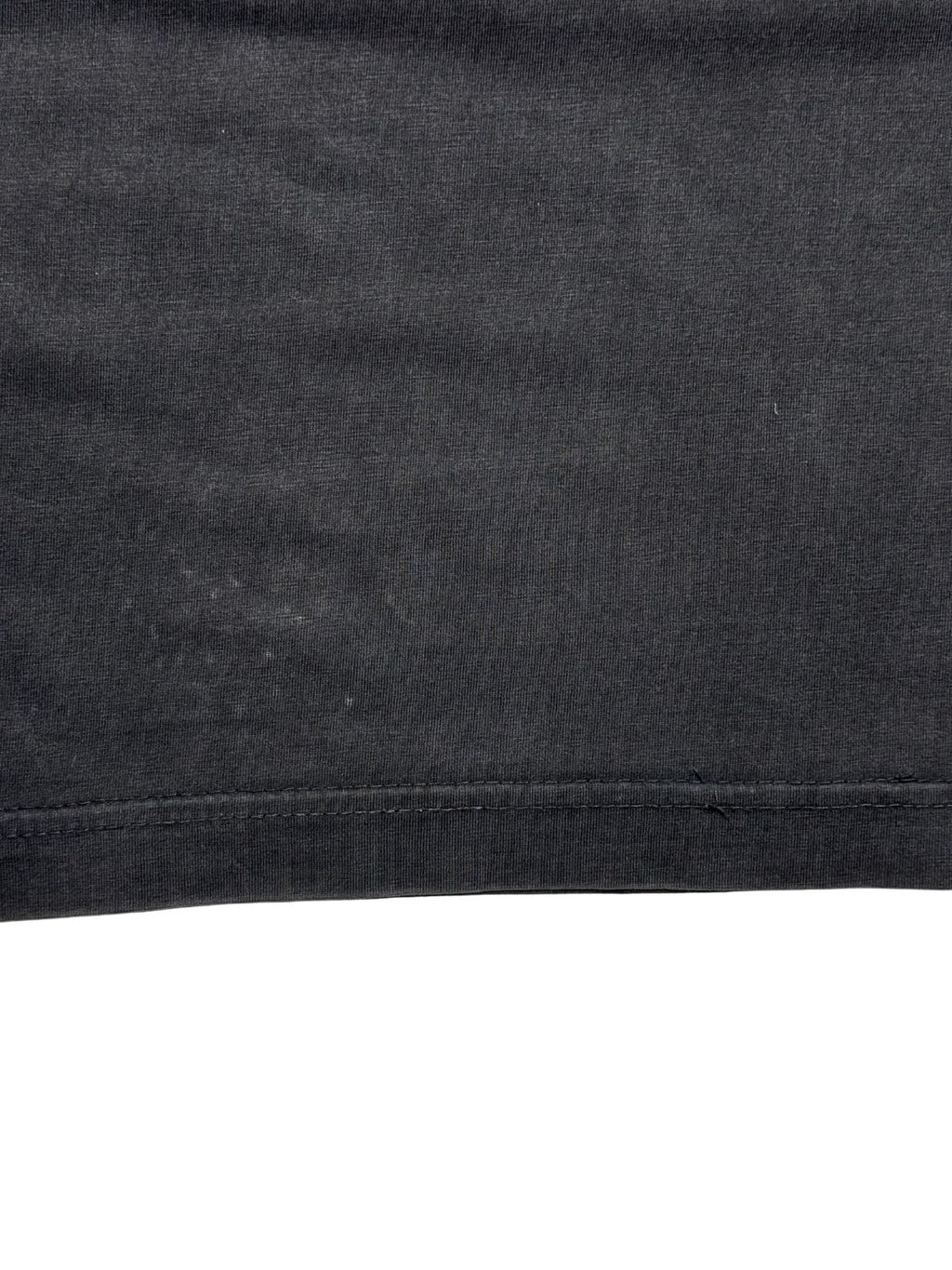 Detailaufnahme des Stoffes im Bereich der Saumnaht mit leichten, hellen Flecken/Ausbleichungen im Baumwollmaterial.