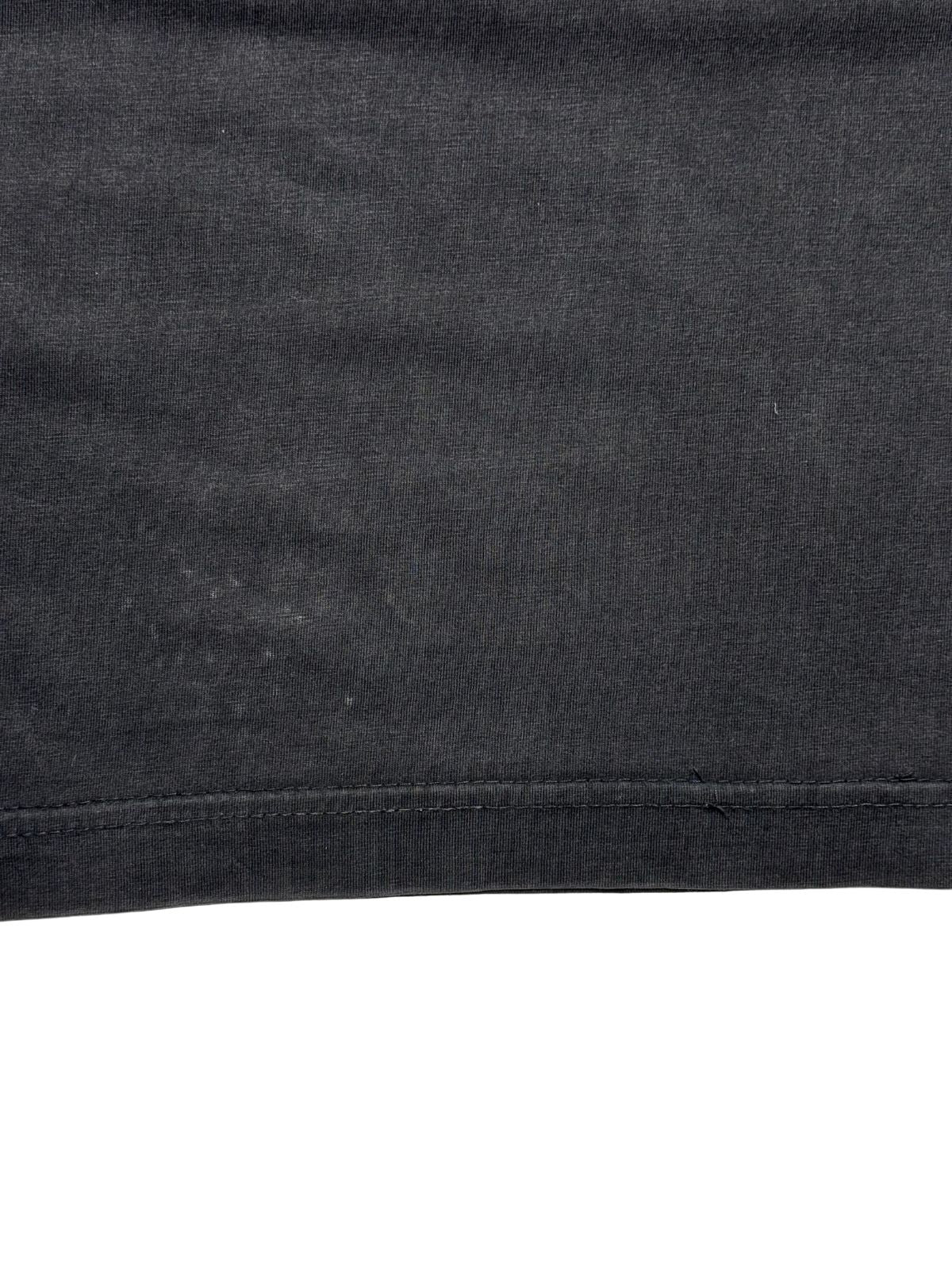 Detailaufnahme des Stoffes im Bereich der Saumnaht mit leichten, hellen Flecken/Ausbleichungen im Baumwollmaterial.