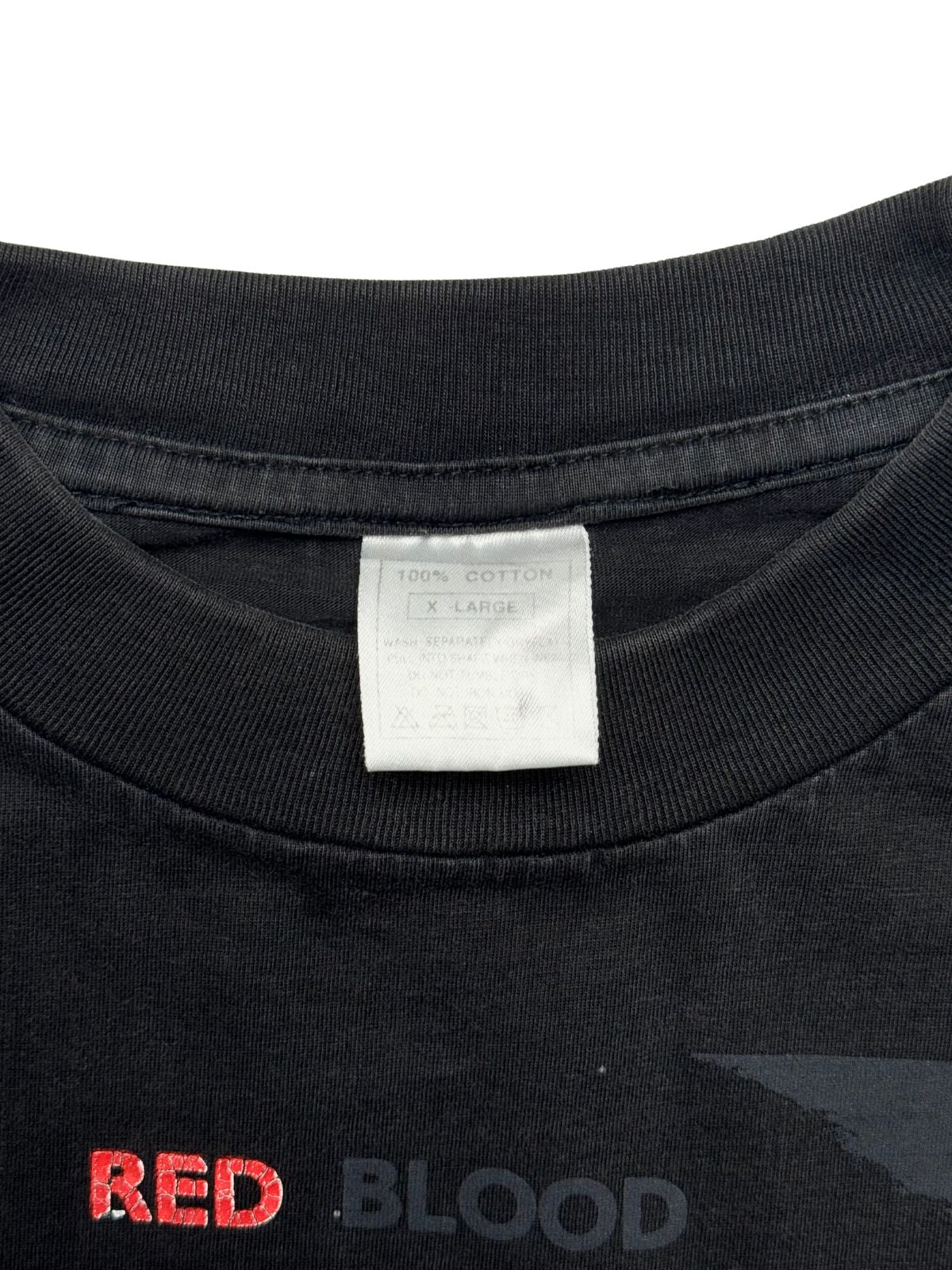 Nahaufnahme des inneren Kragens mit dem originalen weißen Pflege-Etikett (100% COTTON / X-LARGE) oberhalb des „RED BLOOD“-Schriftzugs.