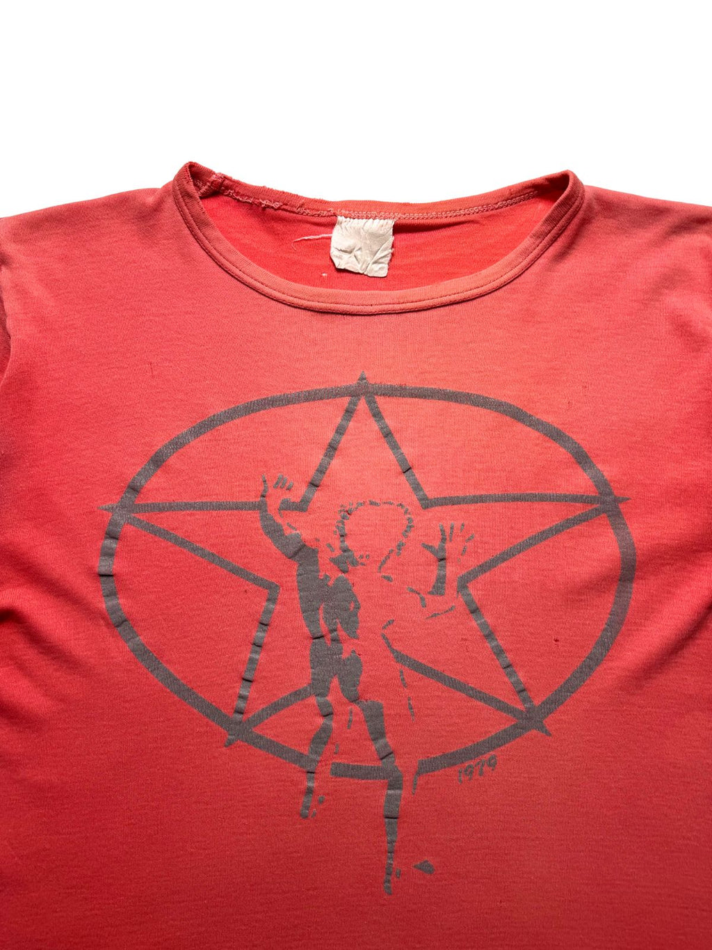 Detailansicht der vorderen Brustpartie mit geripptem Rundhalsausschnitt, weißem Nackenetikett und dem grauen Rush-Starman-Logo.