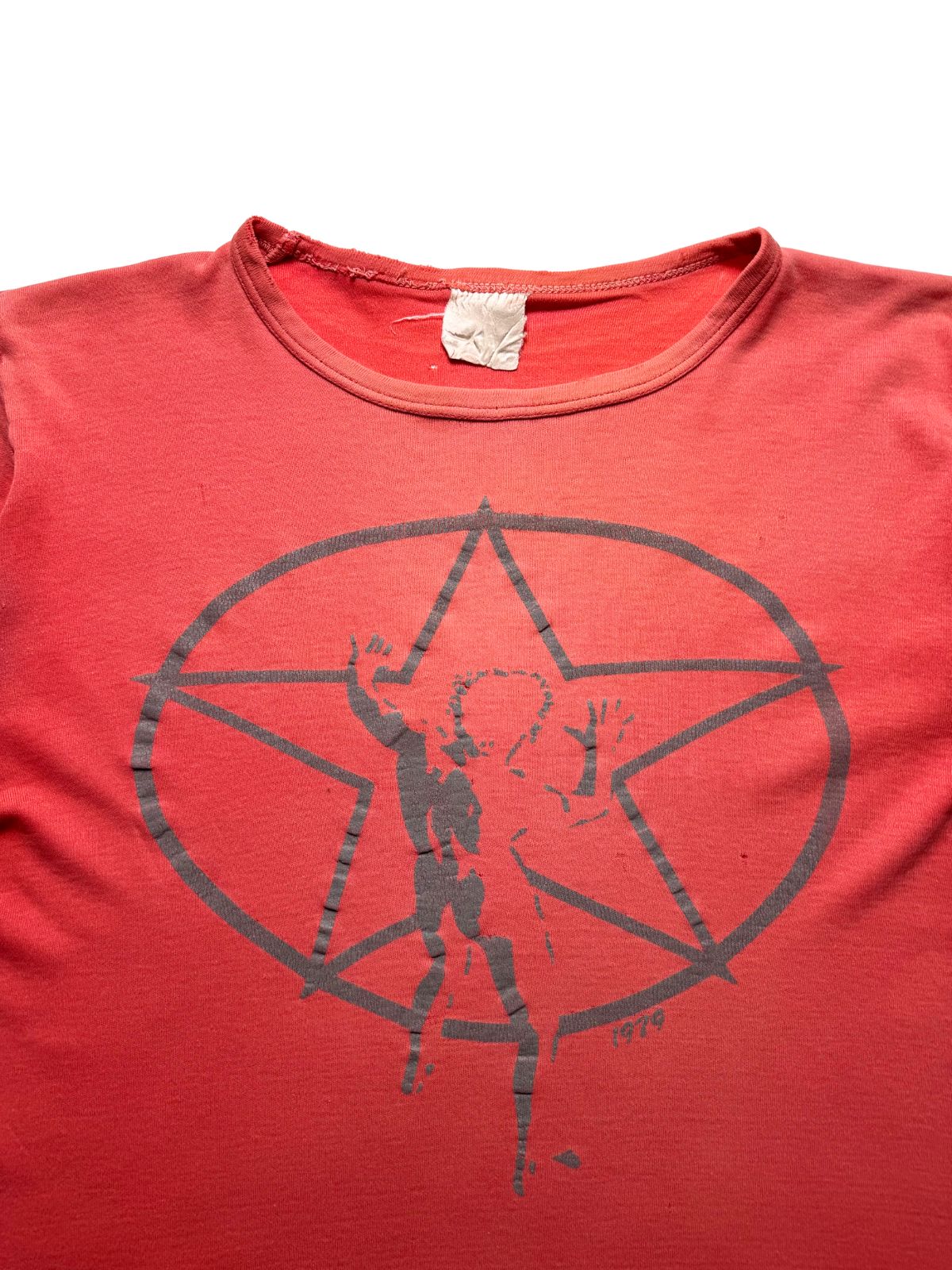 Detailansicht der vorderen Brustpartie mit geripptem Rundhalsausschnitt, weißem Nackenetikett und dem grauen Rush-Starman-Logo.