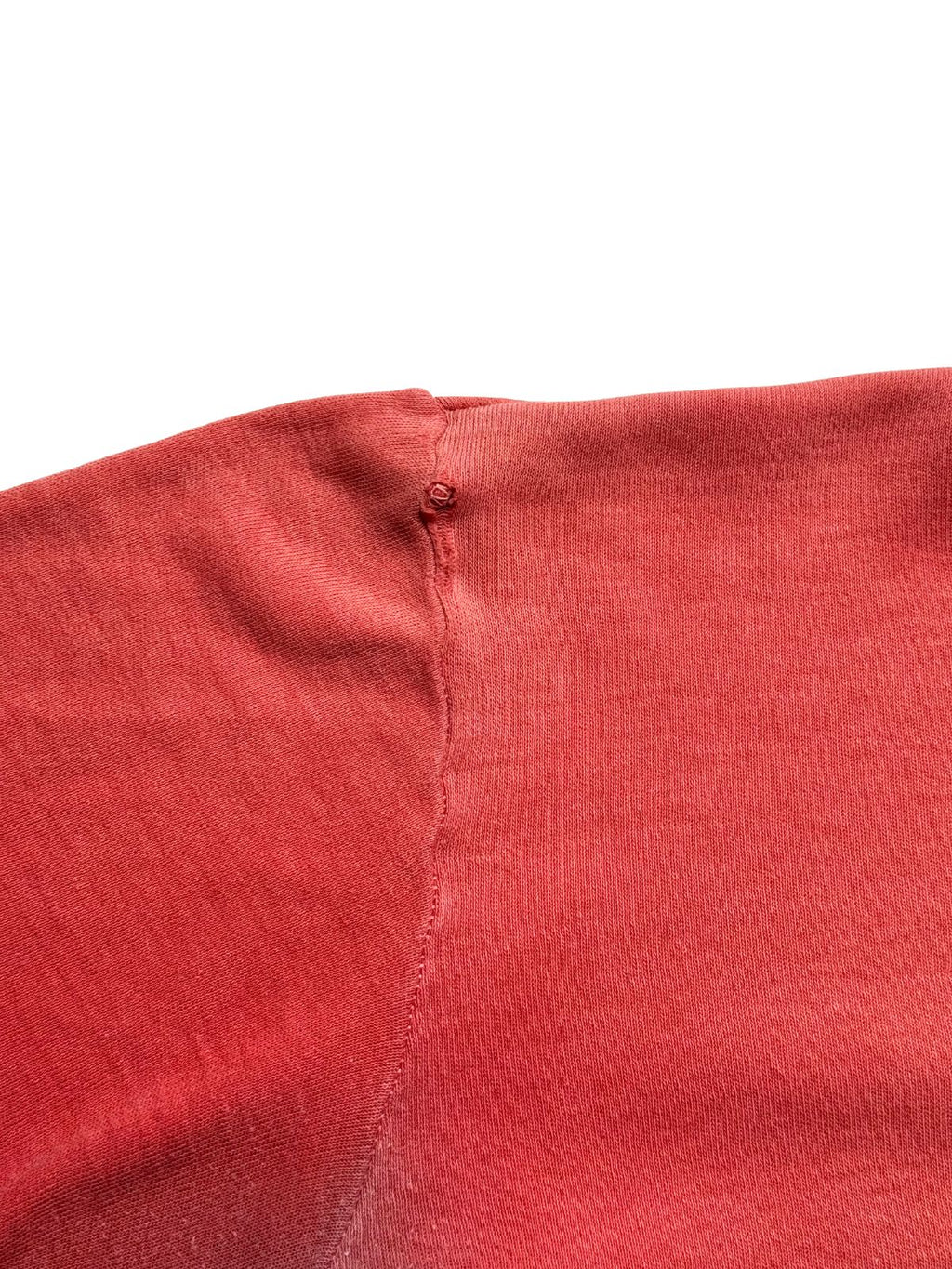 Detailaufnahme der Schulternaht mit einem kleine Loch / einer Nahtöffnung am Übergang zum Ärmelansatz.