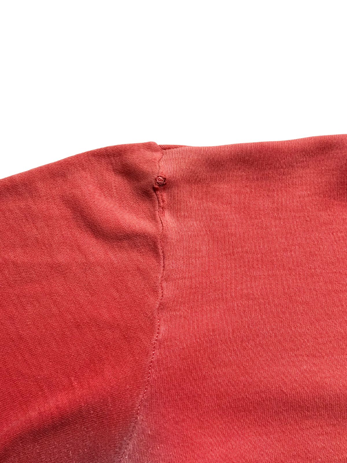 Detailaufnahme der Schulternaht mit einem kleine Loch / einer Nahtöffnung am Übergang zum Ärmelansatz.