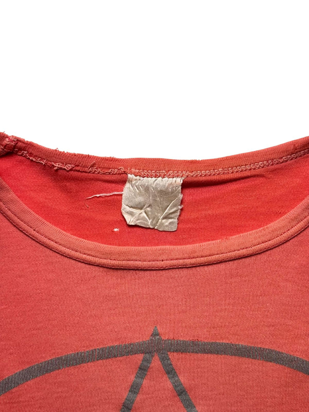 Makroaufnahme des gerippten Kragens mit dem stark zerknitterten, unleserlichen weißen Nackenetikett oberhalb der Spitze des vorderen Starman-Drucks.