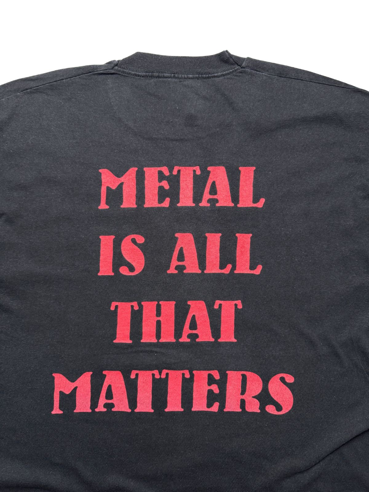 Nahaufnahme der oberen Rückseite mit Fokus auf den vierzeiligen roten Siebdruck-Slogan „METAL IS ALL THAT MATTERS“.