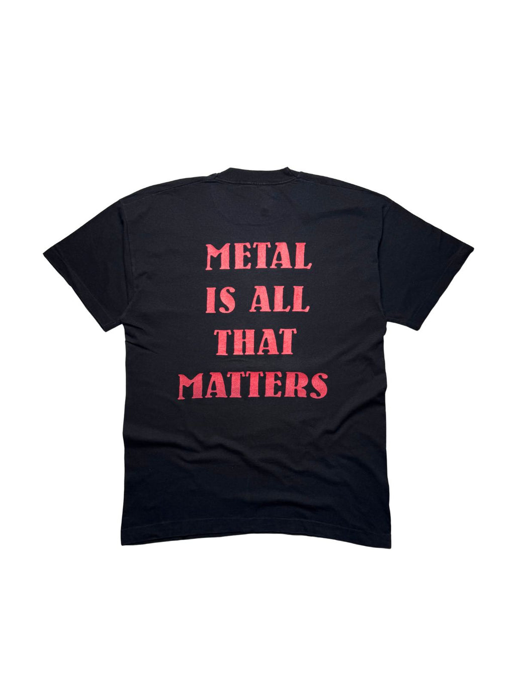 Rückseite des schwarzen Sacred Steel Vintage-Shirts aus den 1990ern in der Gesamtansicht mit prominentem rotem Backprint „METAL IS ALL THAT MATTERS“.