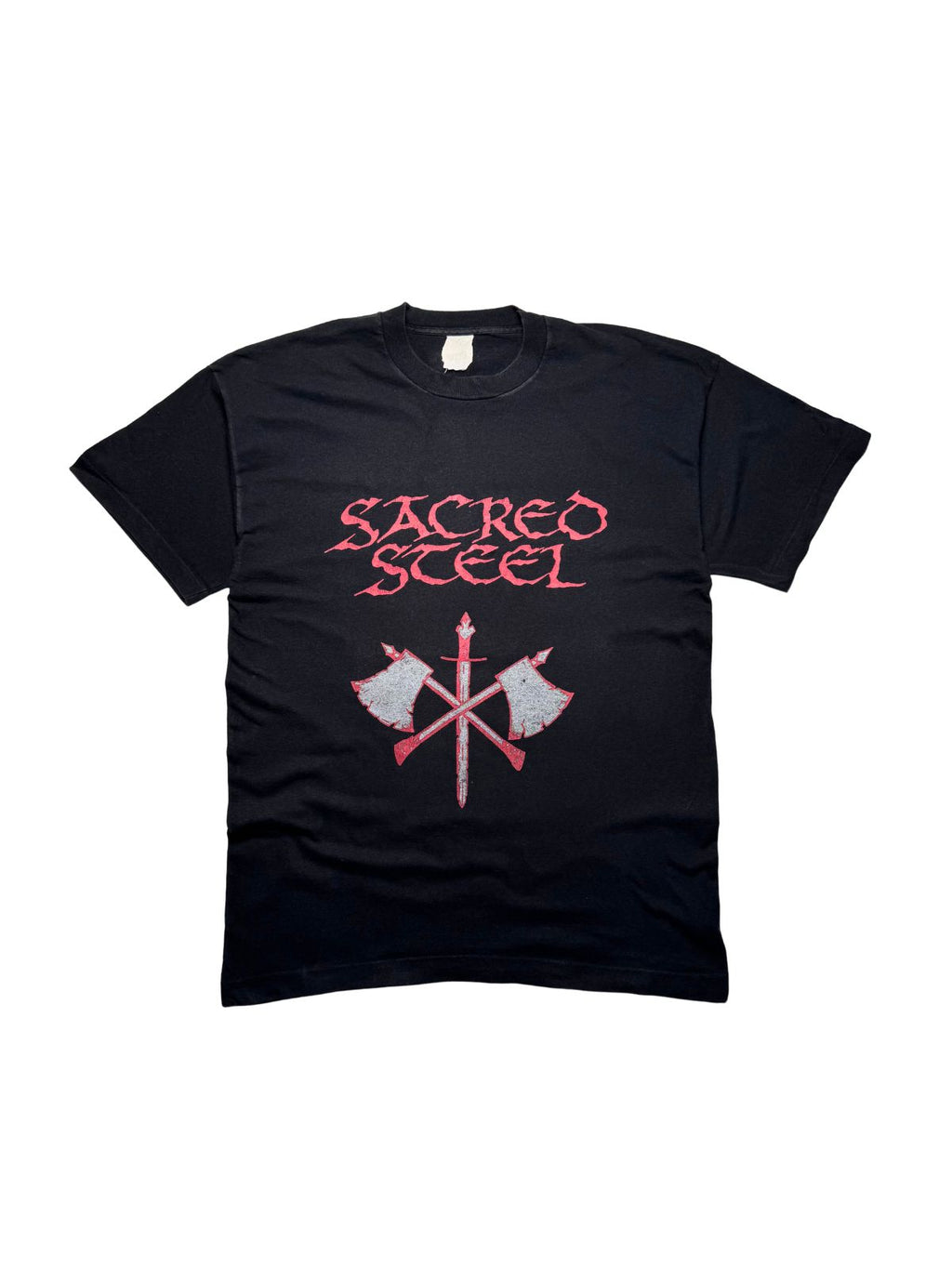 Originales schwarzes Vintage Sacred Steel T-Shirt aus den 1990er Jahren in der vorderen Gesamtansicht. Power-Metal-Bandshirt mit rotem Bandlogo, gekreuzten Äxten und Schwert.