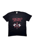 Originales schwarzes Vintage Sacred Steel T-Shirt aus den 1990er Jahren in der vorderen Gesamtansicht. Power-Metal-Bandshirt mit rotem Bandlogo, gekreuzten Äxten und Schwert.