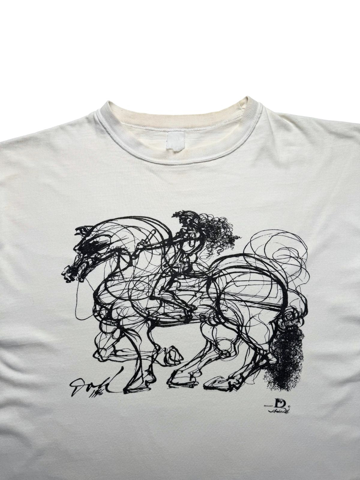 Detailansicht der vorderen Brustpartie mit geripptem Rundhalsausschnitt und dem filigranen schwarzen Dalí-Skizzen-Grafikdruck des Pferdes mit Reiter.