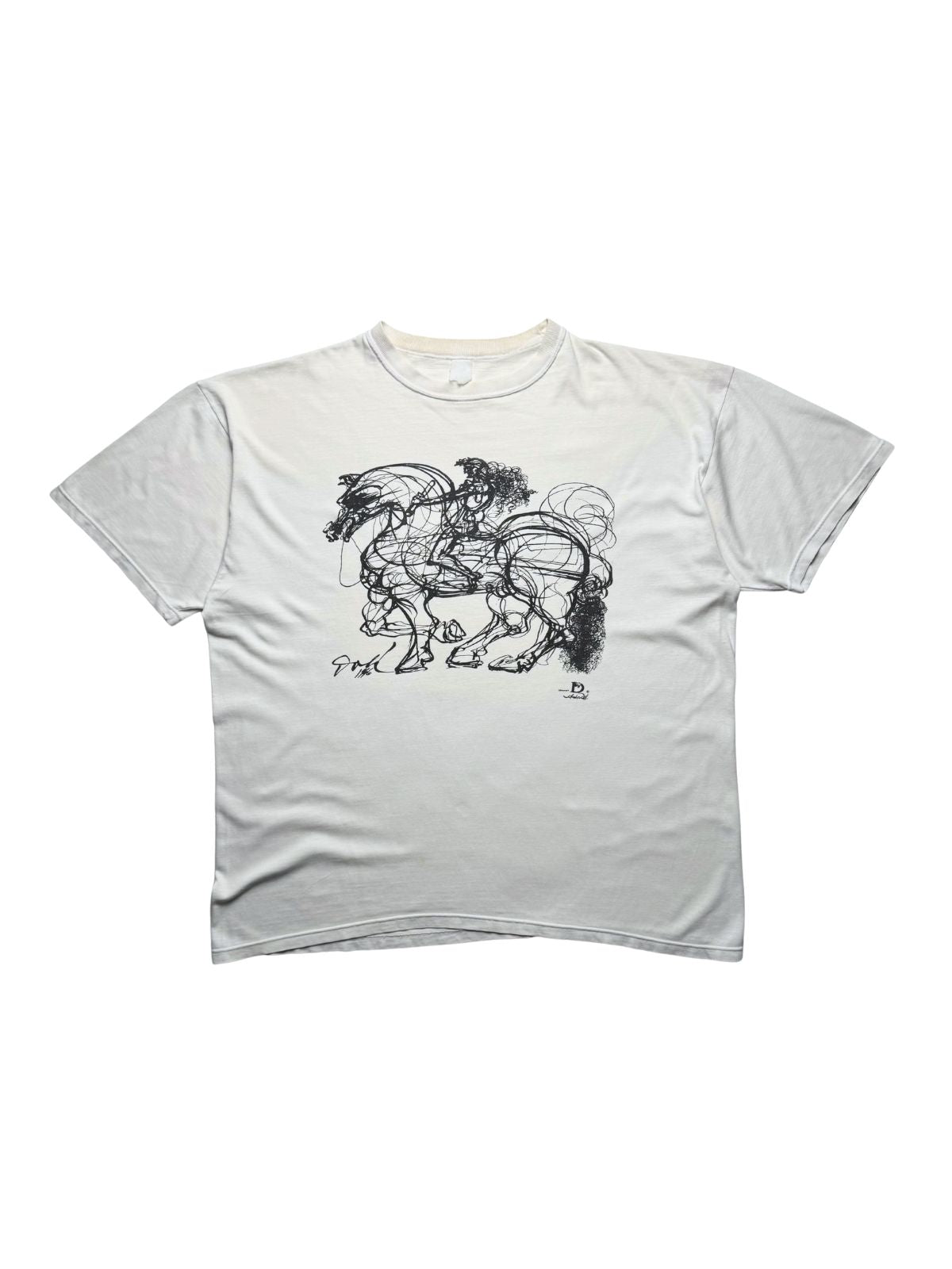 Originales cremeweißes Vintage Salvador Dalí Kunst-T-Shirt aus den 1990er Jahren in der vorderen Gesamtansicht. Art-Tee mit schwarzer Surrealismus-Skizze eines Reiters auf einem Pferd.