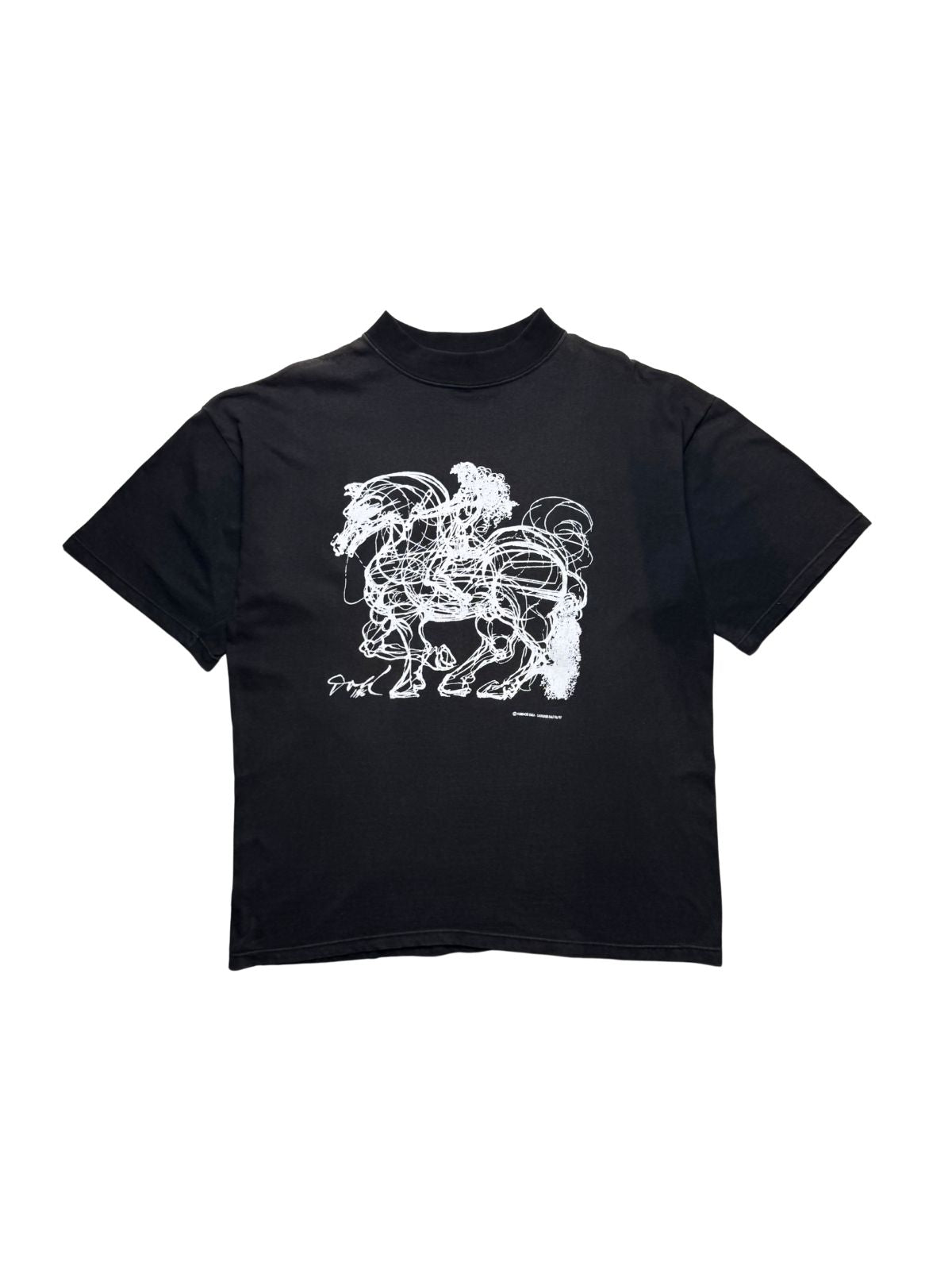 Originales schwarzes Vintage Salvador Dalí Kunst-T-Shirt von 1996 in der vorderen Gesamtansicht. Art-Tee im Boxy Fit mit weißer Skizzen-Grafik eines Reiters auf einem Pferd.
