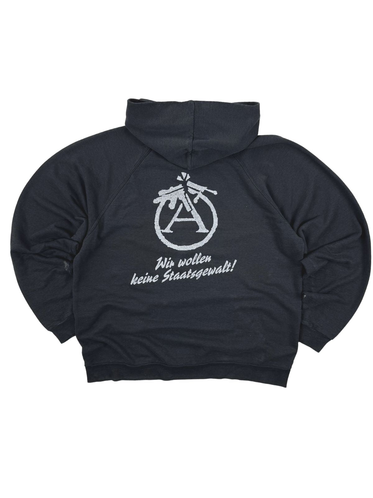 Rückansicht des schwarzen Punk-Vintage-Hoodies im Flatlay. Auf dem Rücken befindet sich der weiße Slogan-Print mit einem großen Anarchie-Symbol und einem politischen Untertext.