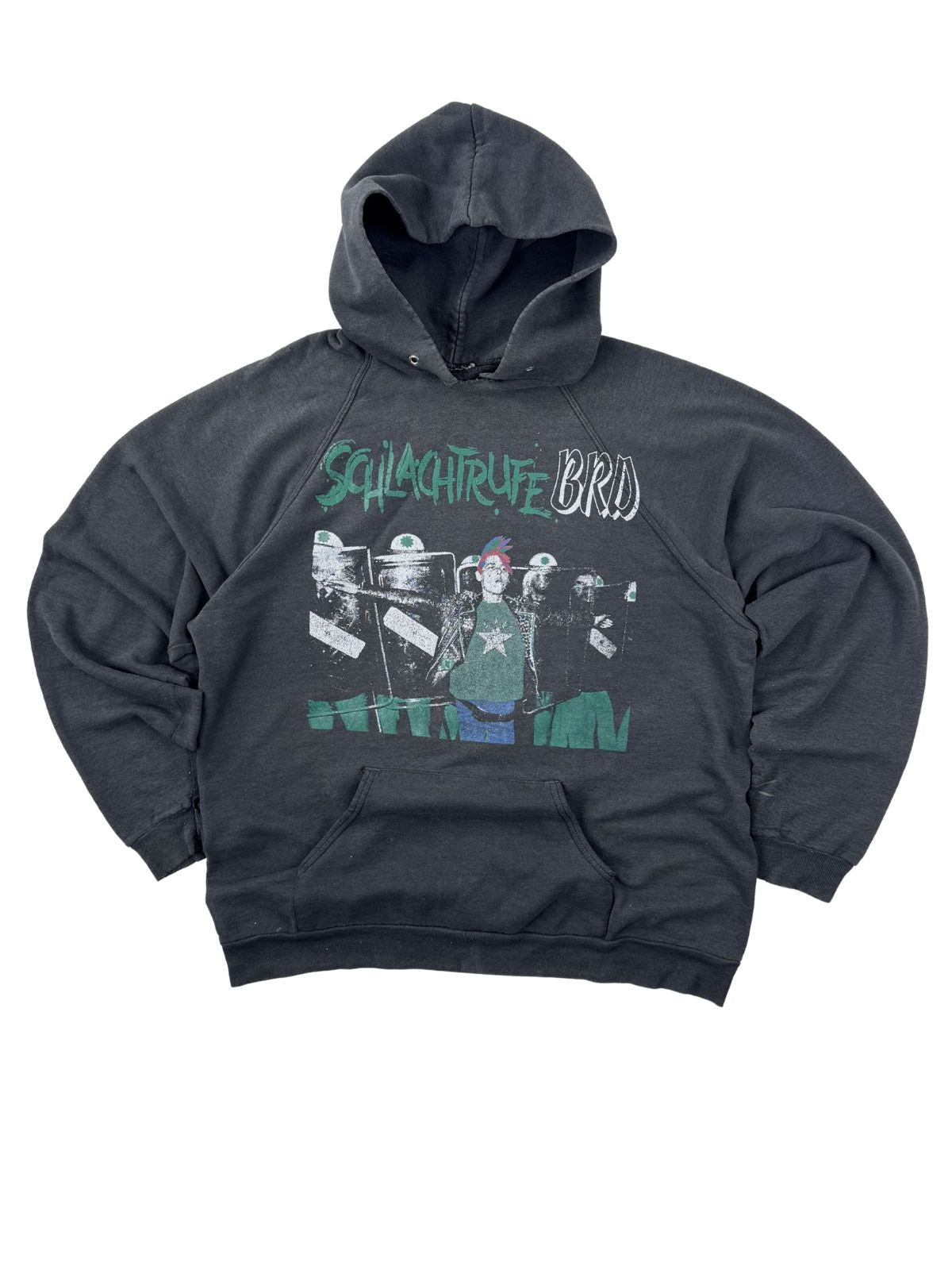 Komplettansicht der Vorderseite eines verwaschenen, schwarzen Deutschpunk-Vintage-Hoodies zum Kult-Punk-Sampler „Schlachtrufe BRD“. Der Kapuzenpullover zeigt den markanten Frontprint mit Polizisten und einem Punker. Flatlay auf weißem Hintergrund.