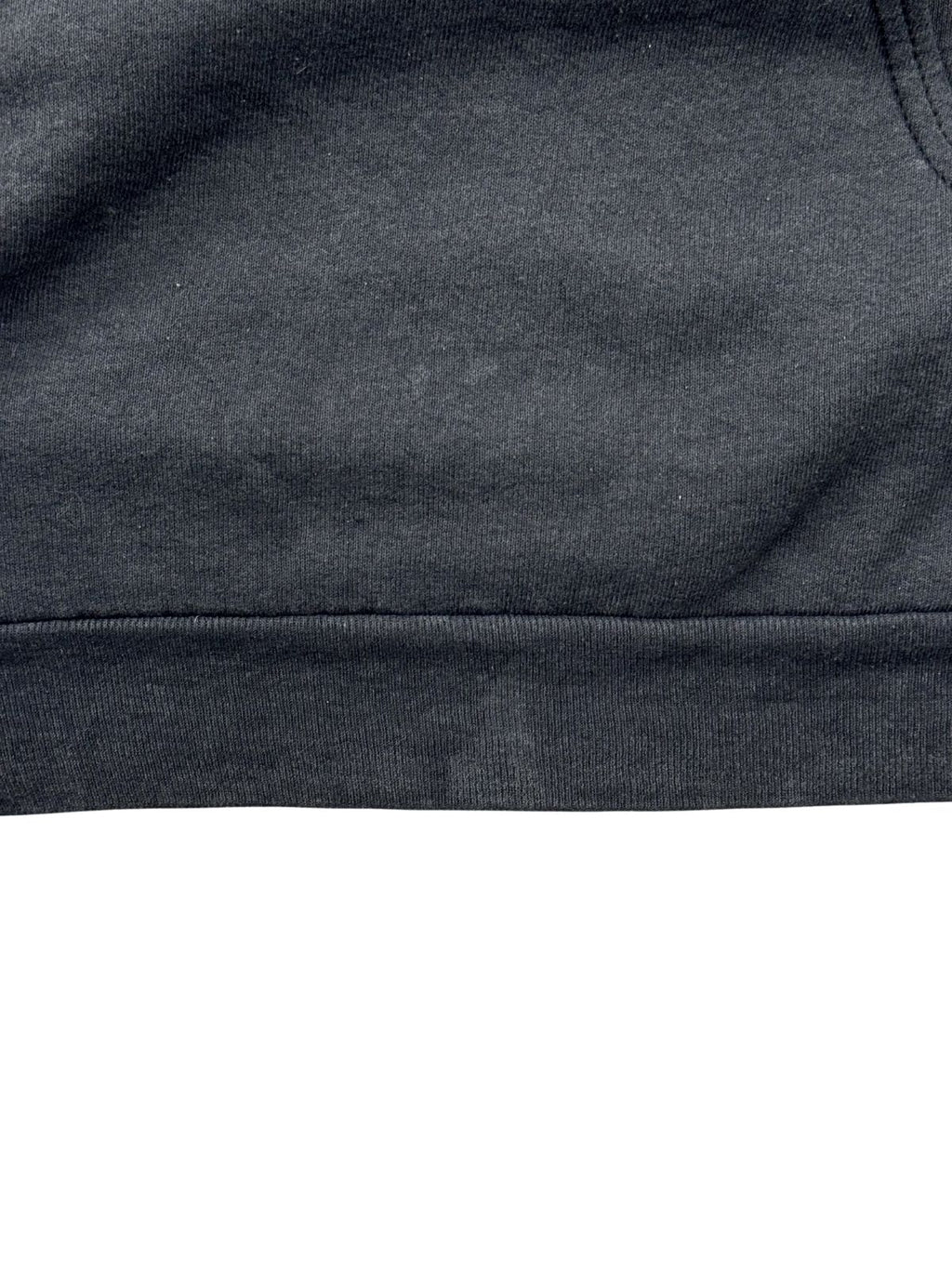 Detailaufnahme des unteren Saums des Vintage-Sweatshirts zur Überprüfung der Materialstruktur und der klassischen Sweatshirt-Nahtführung.