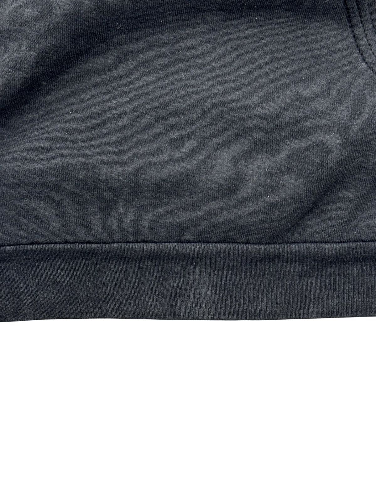 Detailaufnahme des unteren Saums des Vintage-Sweatshirts zur Überprüfung der Materialstruktur und der klassischen Sweatshirt-Nahtführung.