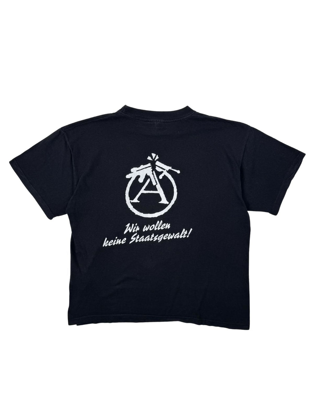 Rückseite des Schlachtrufe BRD III Vintage-Punk-Shirts mit weißem Anarchie-Symbol, gekreuzten, zerbrochenen Gewehren und dem Slogan „Wir wollen keine Staatsgewalt!“.