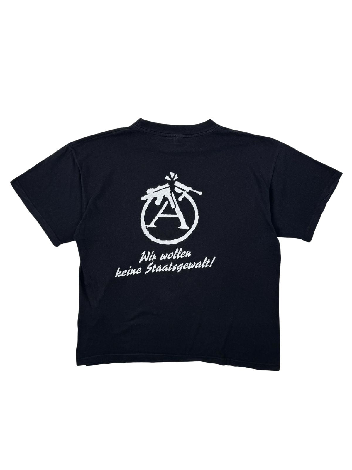 Rückseite des Schlachtrufe BRD III Vintage-Punk-Shirts mit weißem Anarchie-Symbol, gekreuzten, zerbrochenen Gewehren und dem Slogan „Wir wollen keine Staatsgewalt!“.