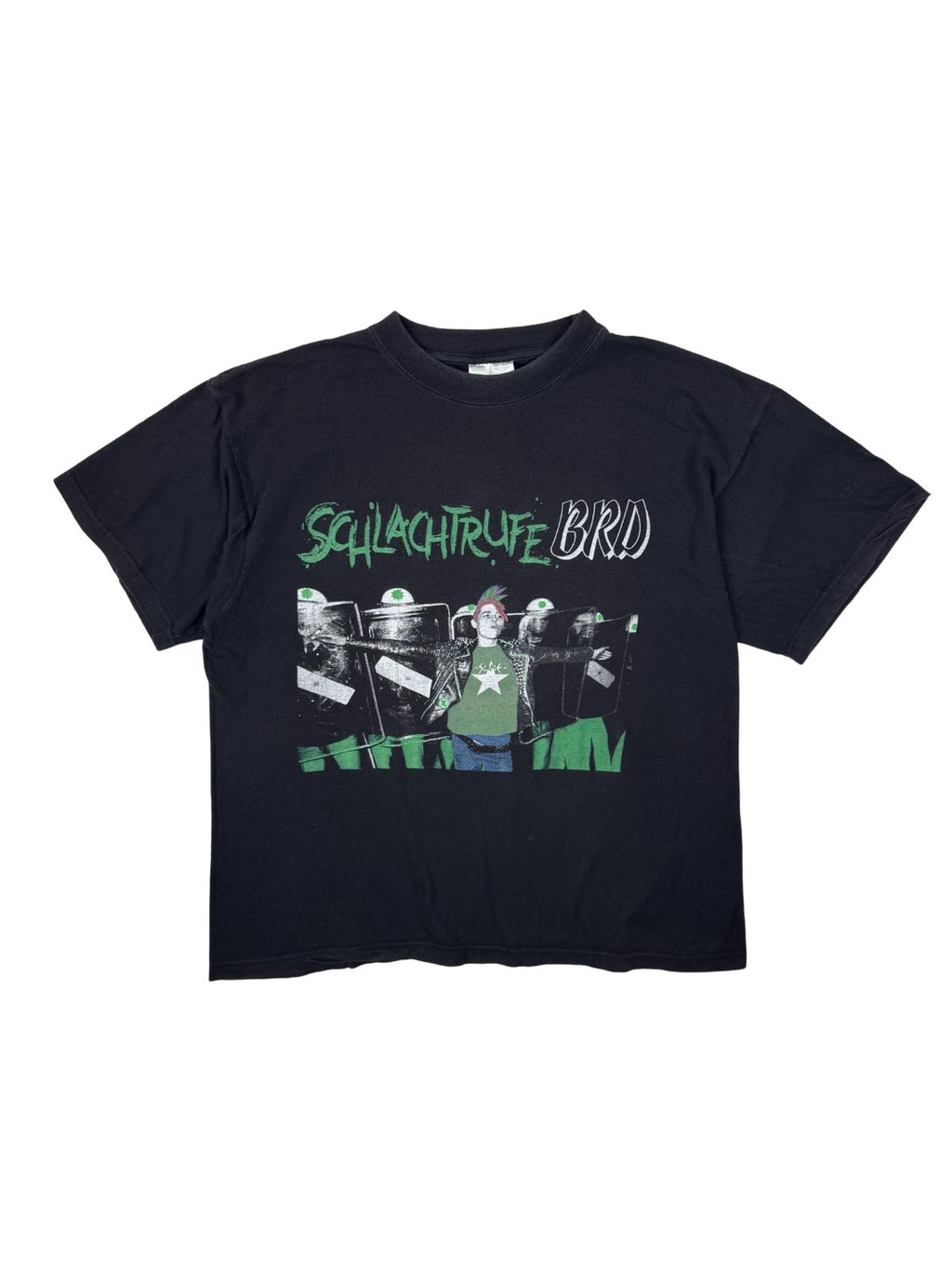 Originales Vintage Deutschpunk-Merchandise T-Shirt zum legendären Punk-Sampler „Schlachtrufe BRD III“ von 1994. Schwarzes Band-Shirt in der Frontansicht mit ikonischem, grün-weißem Cover-Motiv.