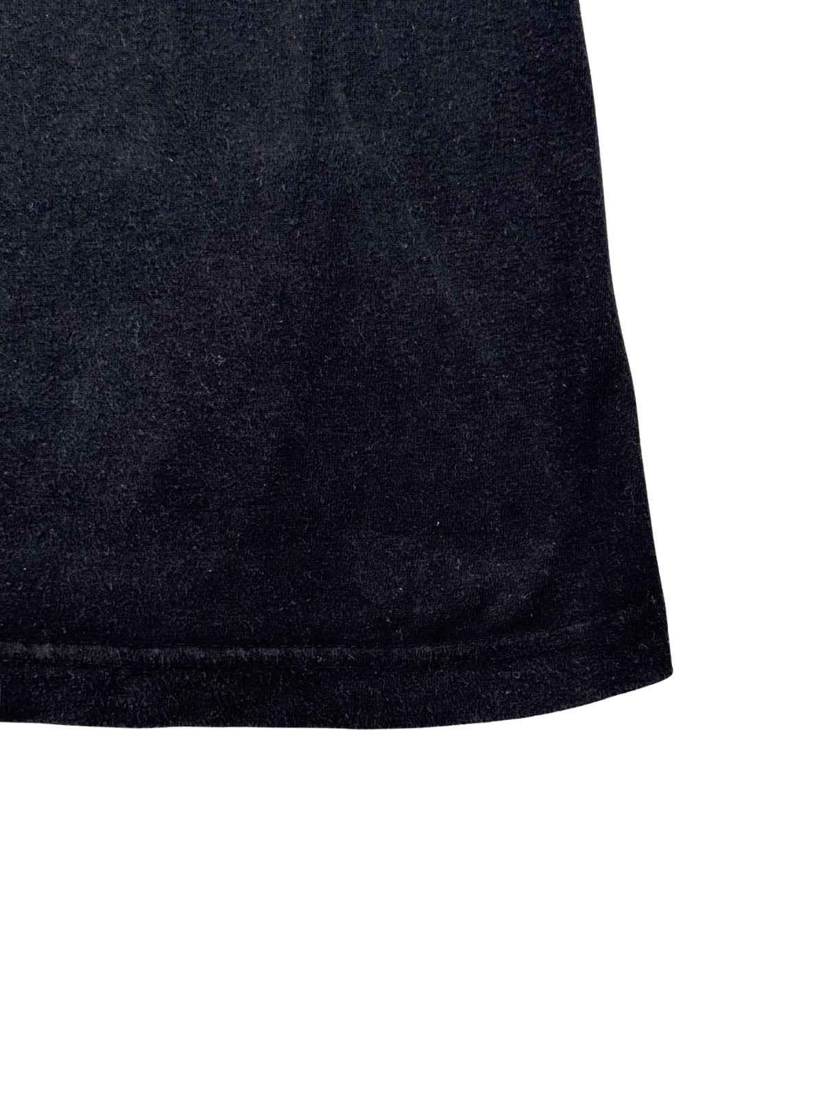 Detailaufnahme des unteren Saums mit intakter Doppelnaht am verwaschenen 90er-Jahre Punk-Rock-Shirt.