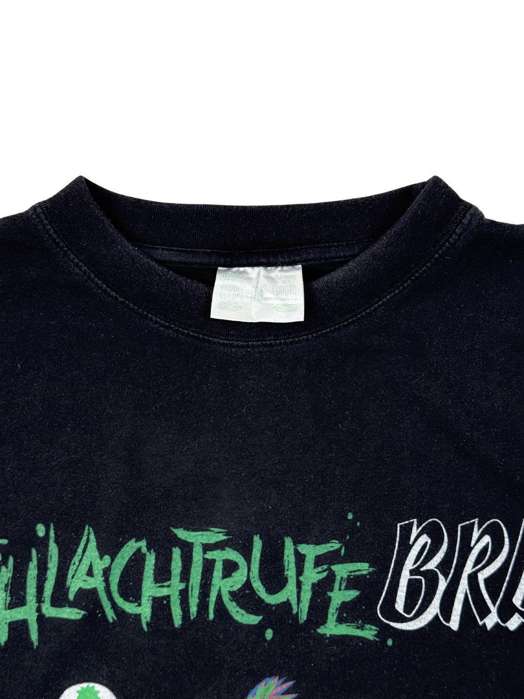 Nahaufnahme des Rundhalsausschnitts auf der Vorderseite mit Blick auf das originale, weiße Textiletikett (Europe Team Sports) im Kragen über dem grünen Print-Schriftzug.