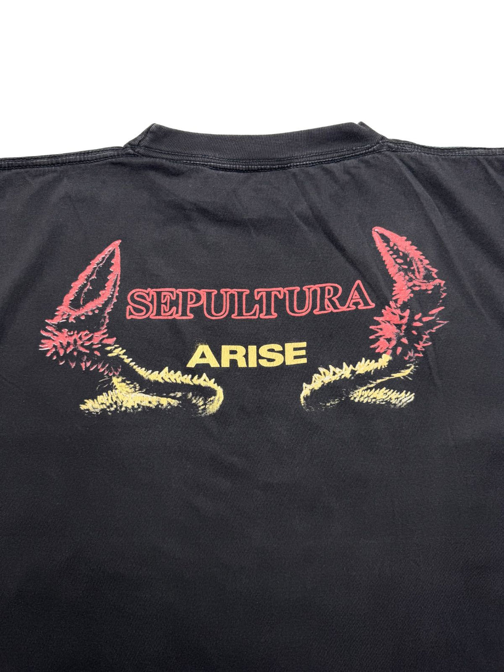 Detaillierte Ansicht des oberen Backprints mit dem roten „SEPULTURA“-Logo, dem gelben „ARISE“-Schriftzug und den seitlichen Klauen-Elementen.