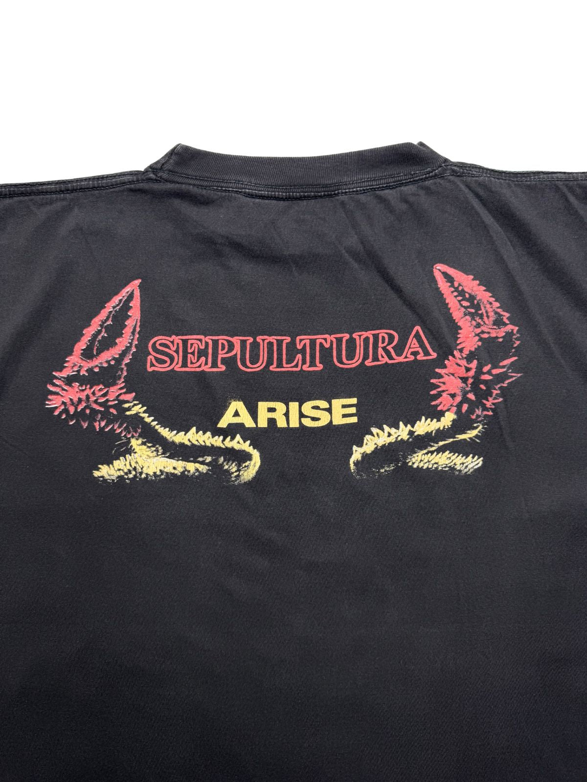 Detaillierte Ansicht des oberen Backprints mit dem roten „SEPULTURA“-Logo, dem gelben „ARISE“-Schriftzug und den seitlichen Klauen-Elementen.
