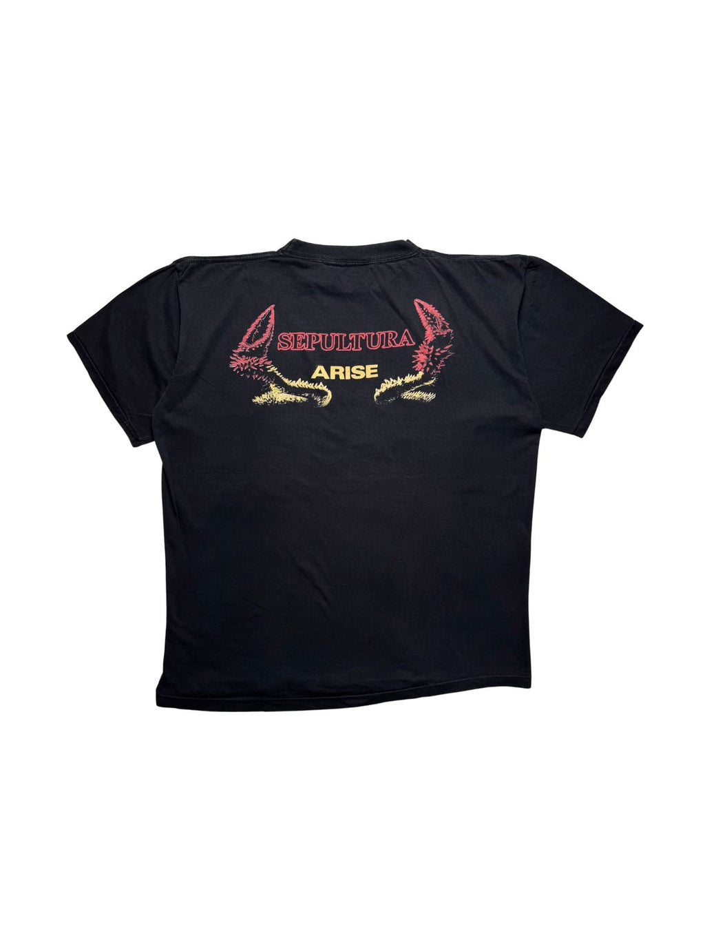 Rückseite des schwarzen Sepultura „Arise“ Vintage-Shirts von 1991 in der Gesamtansicht mit rot-gelbem Logo- und Schriftzug-Backprint.