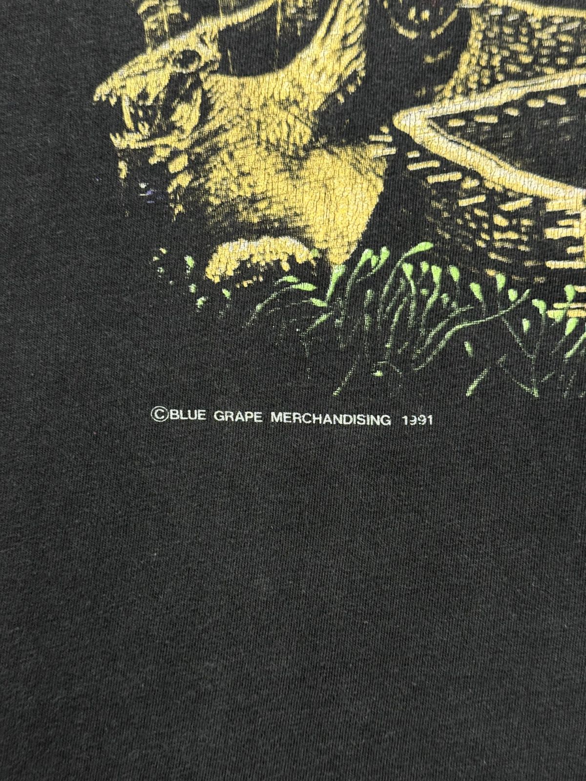 Makroaufnahme des originalen Copyright-Satzes unten links im Frontprint: „© BLUE GRAPE MERCHANDISING 1991“ zur Echtheitsbestätigung.
