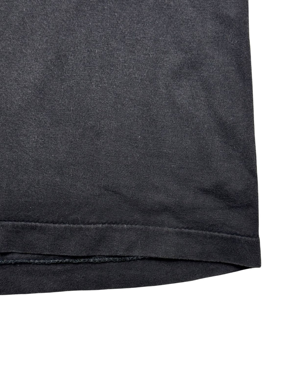 Nahaufnahme der unteren Saumkante mit sauber verarbeiteter Single-Stitch-Einfachnaht zur Verifizierung des authentischen 90er-Jahre-Zustands.
