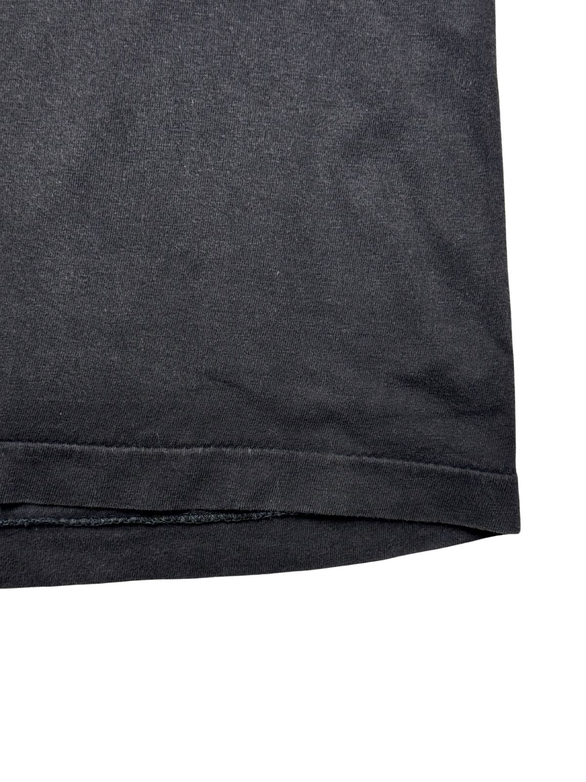 Nahaufnahme der unteren Saumkante mit sauber verarbeiteter Single-Stitch-Einfachnaht zur Verifizierung des authentischen 90er-Jahre-Zustands.