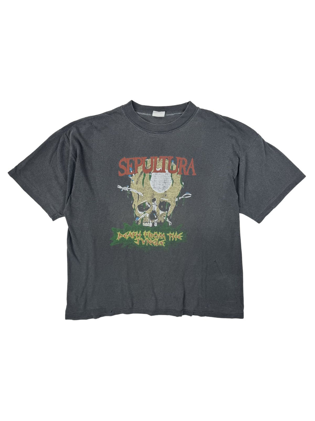 Originales Vintage Sepultura T-Shirt aus den 1990er Jahren zum Thema „Death from the Jungle“. Schwarz-grau verwaschenes Thrash-Metal-Bandshirt mit großem Totenkopf-Print auf der Vorderseite.