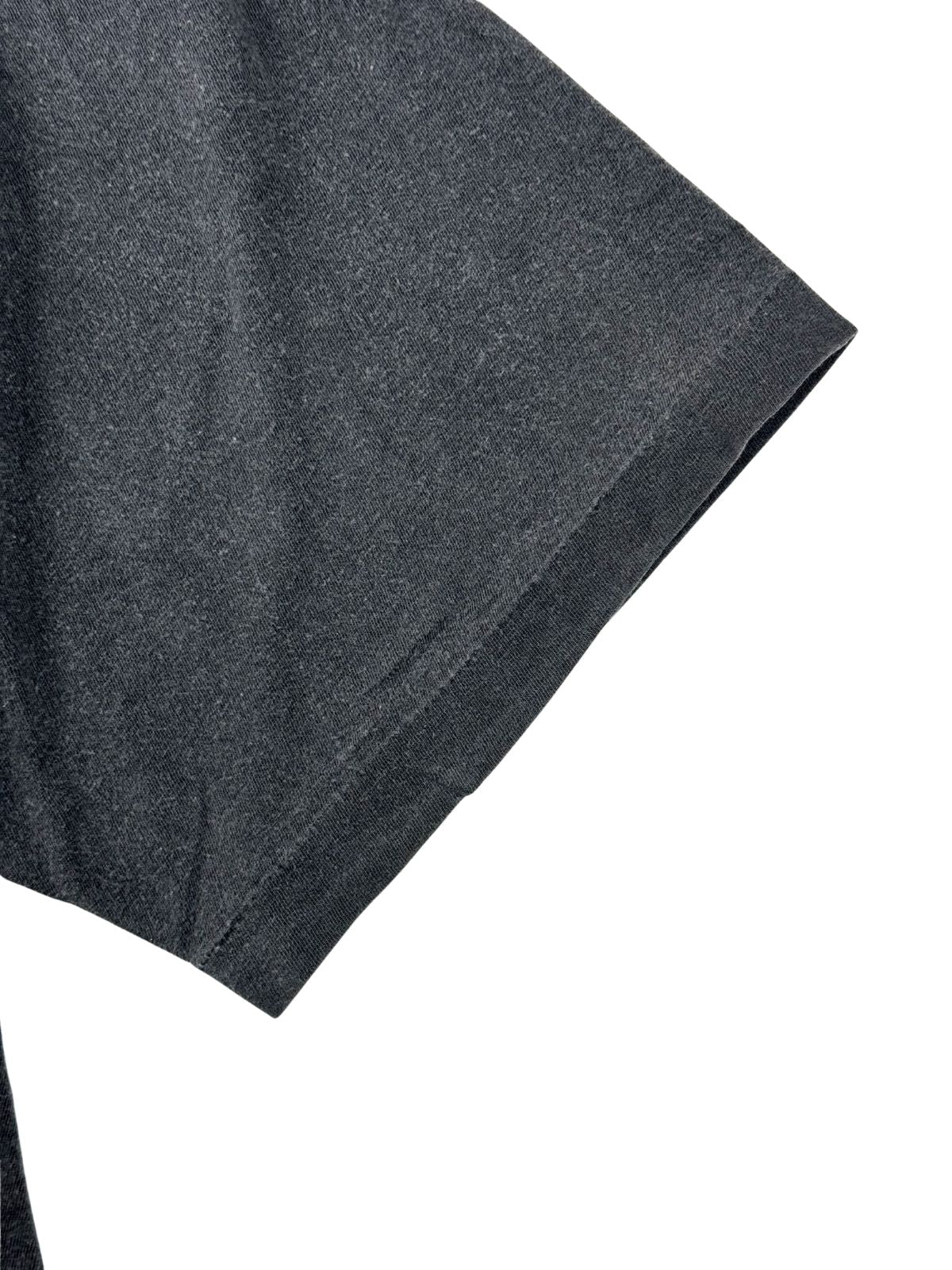 Detailaufnahme der Ärmelnaht mit Single-Stitch-Verarbeitung (Einfachnaht), das wichtigste Echtheitsmerkmal für originale Vintage-Merch-Shirts aus den 90ern.