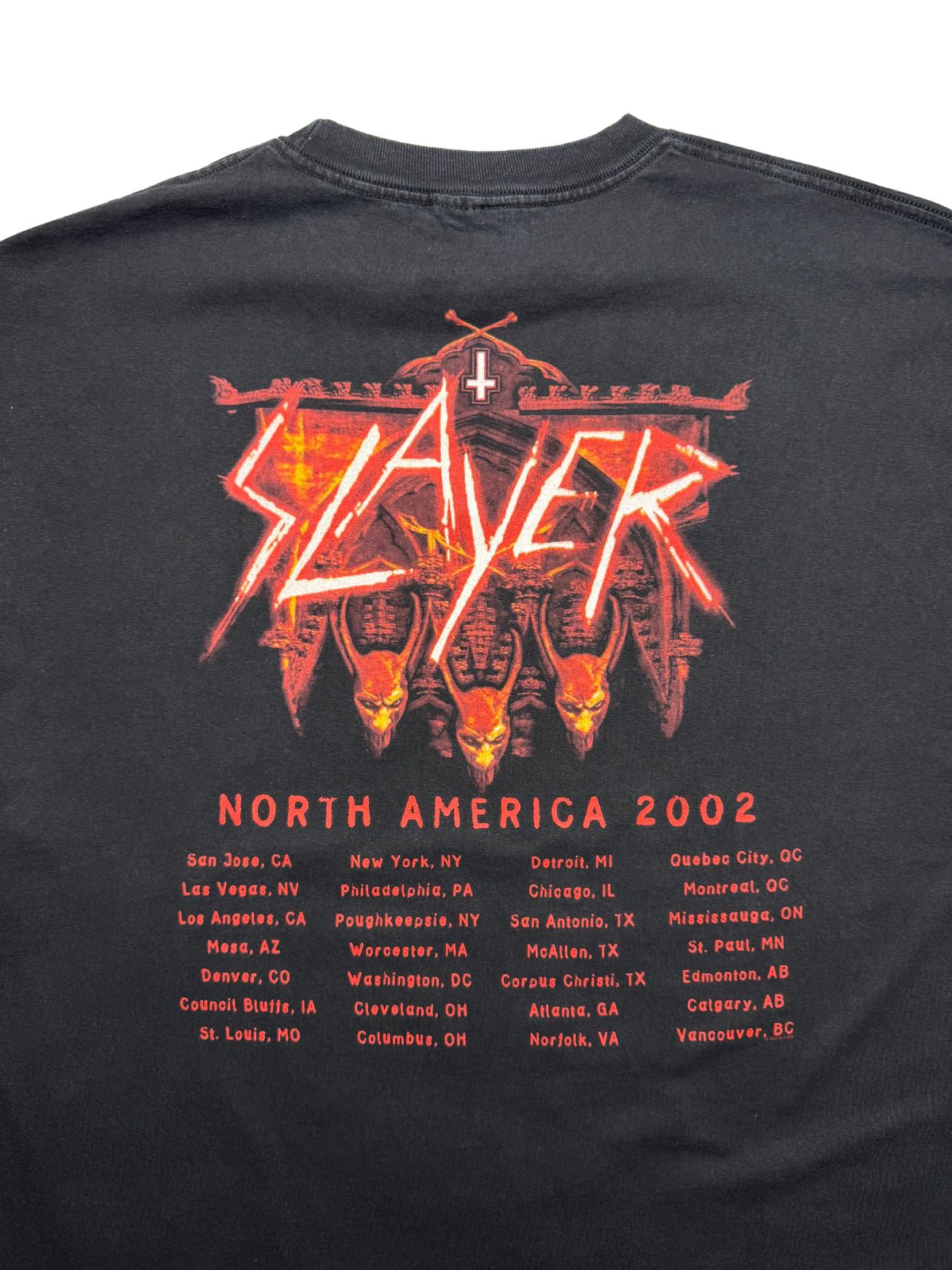 Nahaufnahme der oberen Rückseite mit Blick auf die Nackennaht und das leuchtende Slayer-Logo nebst Dämonenfratzen über dem „NORTH AMERICA 2002“-Schriftzug.