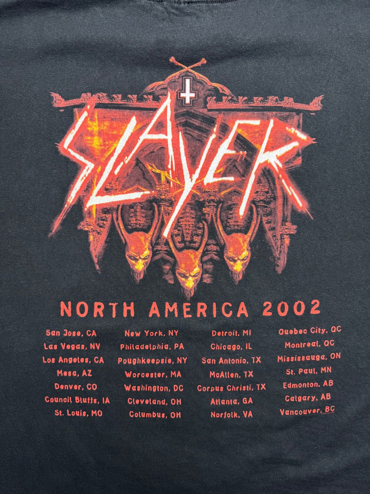 Detaillierte Ansicht des gealterten Backprints mit der Liste der Tour-Städte (San Jose, Los Angeles, New York, Chicago u. a.) aus den USA und Kanada.