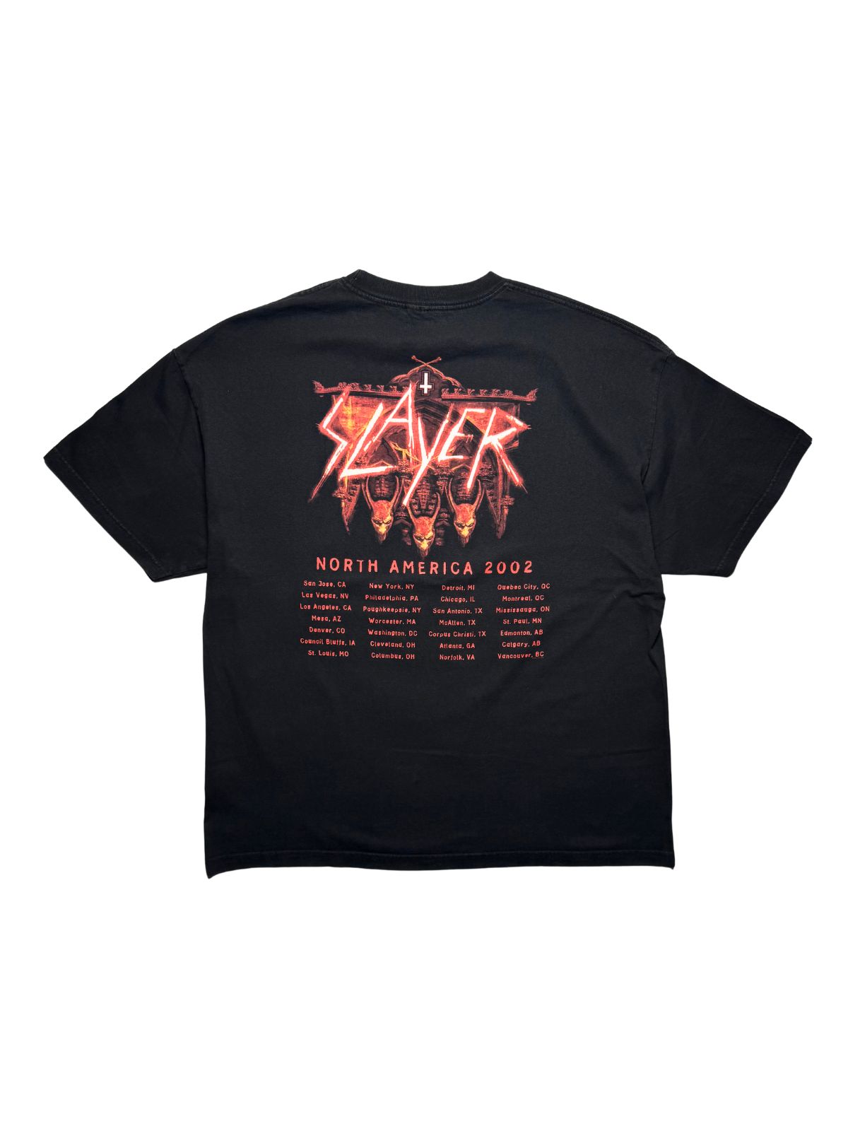 Rückseite des schwarzen Slayer Tour-Shirts von 2002 in der Gesamtansicht mit rot-gelber Pentagramm-Dämonen-Grafik und allen nordamerikanischen Konzertdaten.