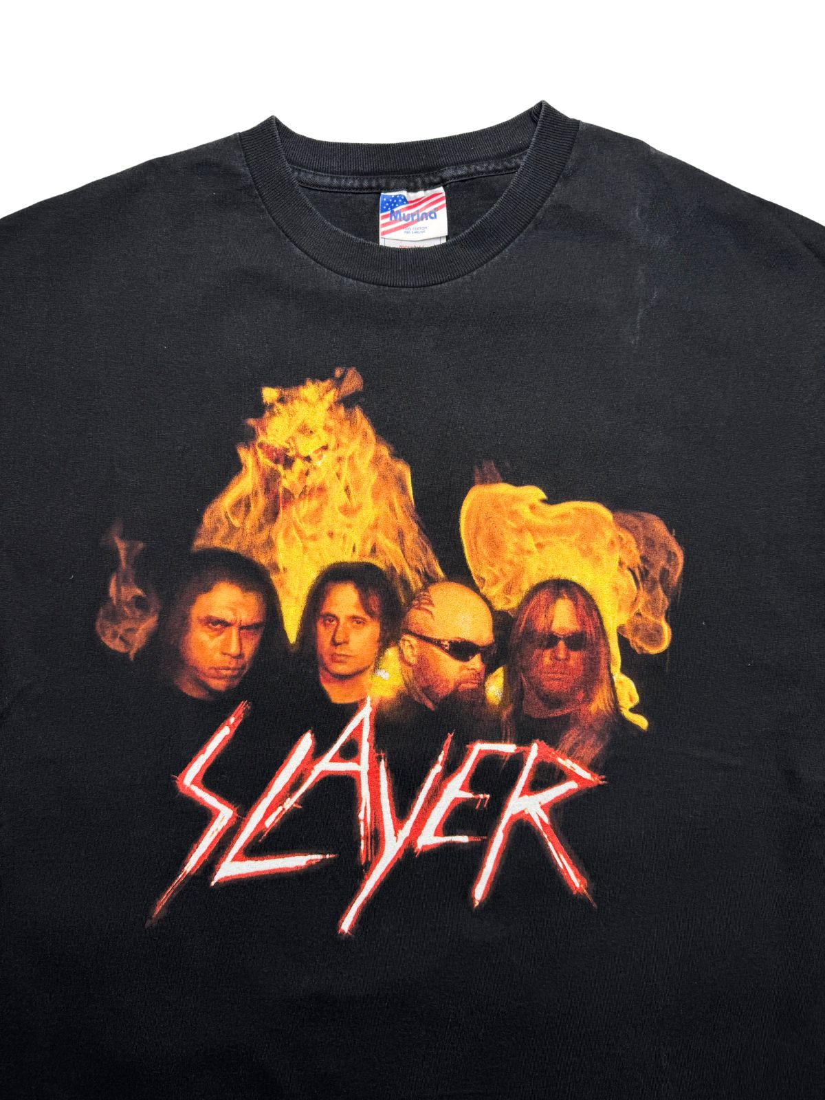 Detailansicht der vorderen Brustpartie mit dem Slayer-Logo, den Porträts der Bandmitglieder im Feuer und dem gerippten Rundhalsausschnitt.