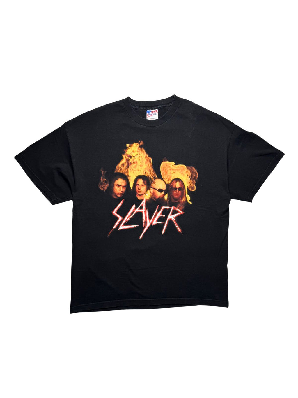 Originales schwarzes Vintage Slayer T-Shirt von der „North America Tour 2002“ in der vorderen Gesamtansicht mit Fotodruck der Bandmitglieder vor Flammenelementen.