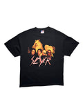 Originales schwarzes Vintage Slayer T-Shirt von der „North America Tour 2002“ in der vorderen Gesamtansicht mit Fotodruck der Bandmitglieder vor Flammenelementen.