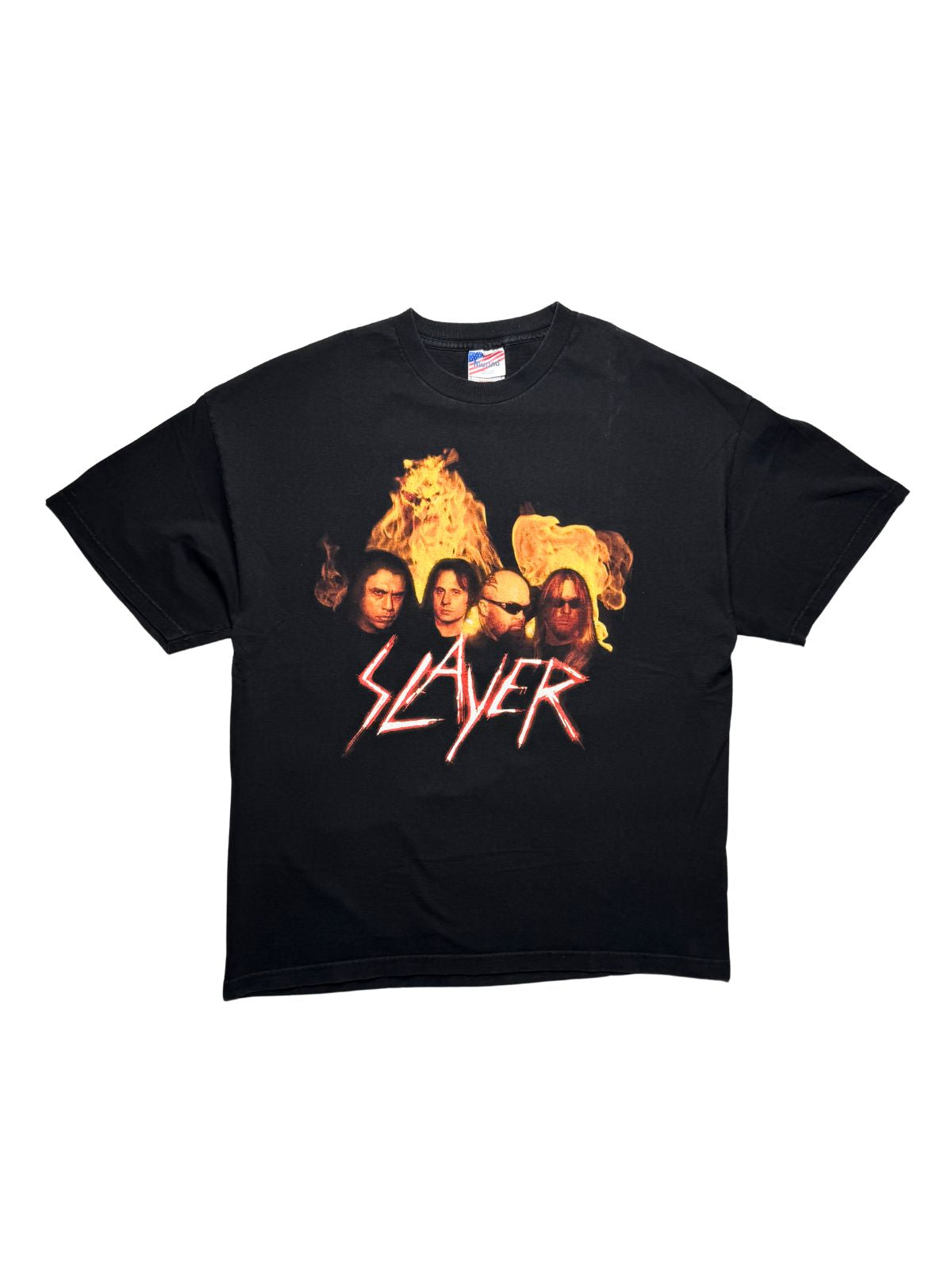 Originales schwarzes Vintage Slayer T-Shirt von der „North America Tour 2002“ in der vorderen Gesamtansicht mit Fotodruck der Bandmitglieder vor Flammenelementen.