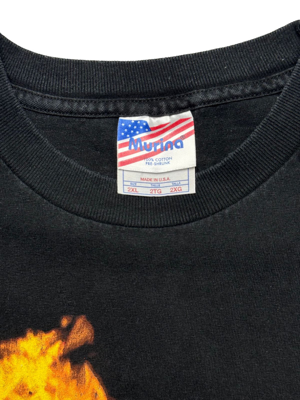 Nahaufnahme des inneren Kragens mit dem originalen, gut erhaltenen US-Flaggen-Nackenetikett der Marke „Murina“ (Made in U.S.A., 100% Cotton) in Größe 2XL.