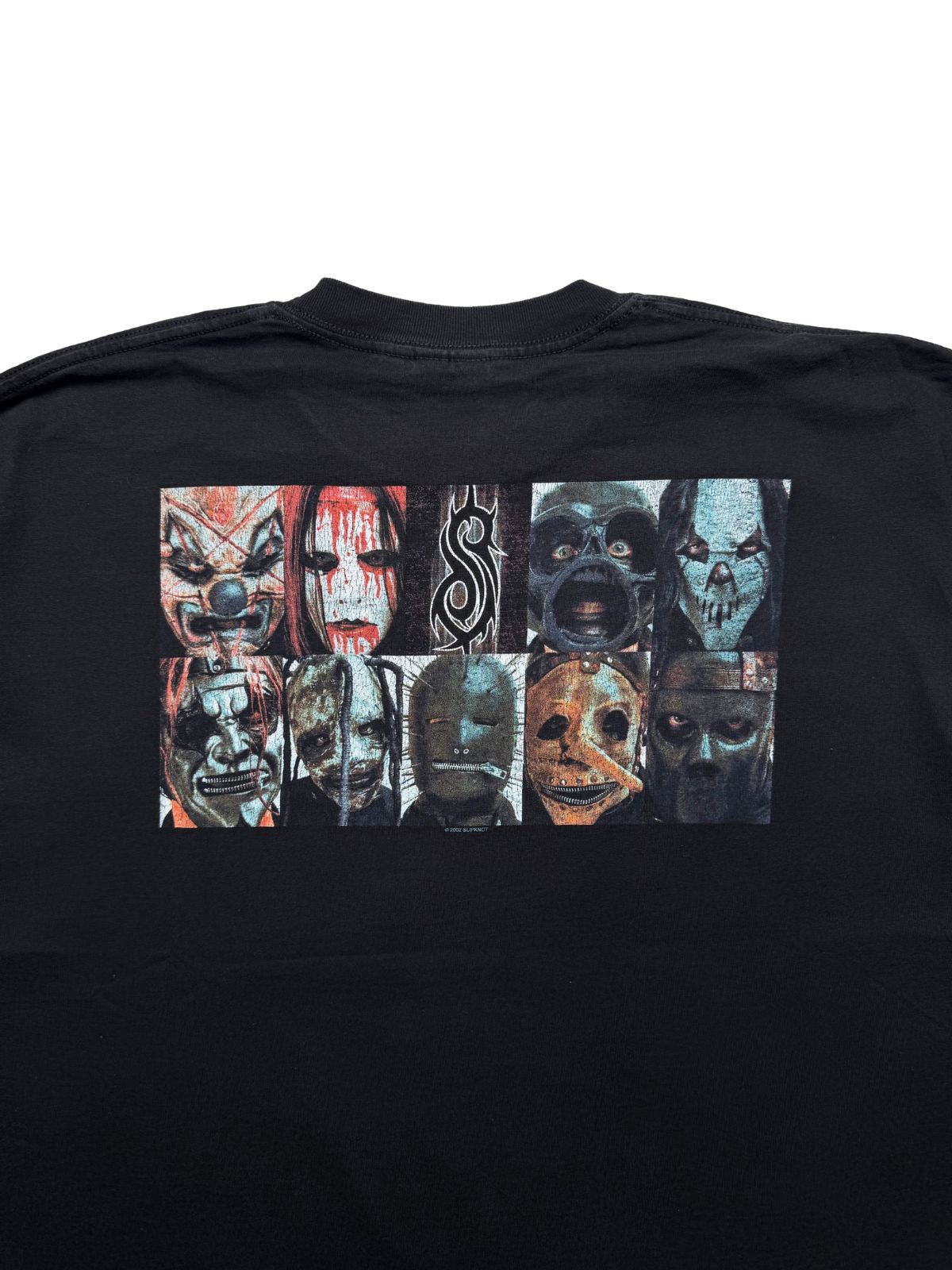 Nahaufnahme der oberen Rückseite mit Fokus auf das gitterförmige Masken-Motiv und das Slipknot-Tribal-Logo.