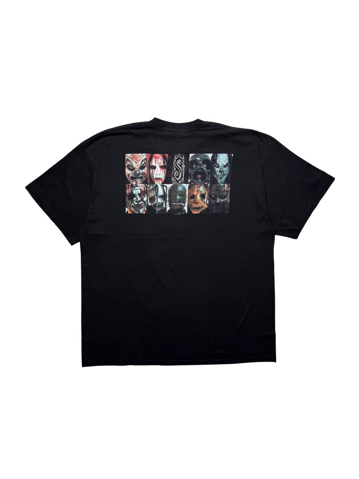 Rückseite des schwarzen Slipknot Vintage-Shirts von 2002 in der Gesamtansicht mit rechteckigem Backprint der neun charakteristischen Bandmasken.