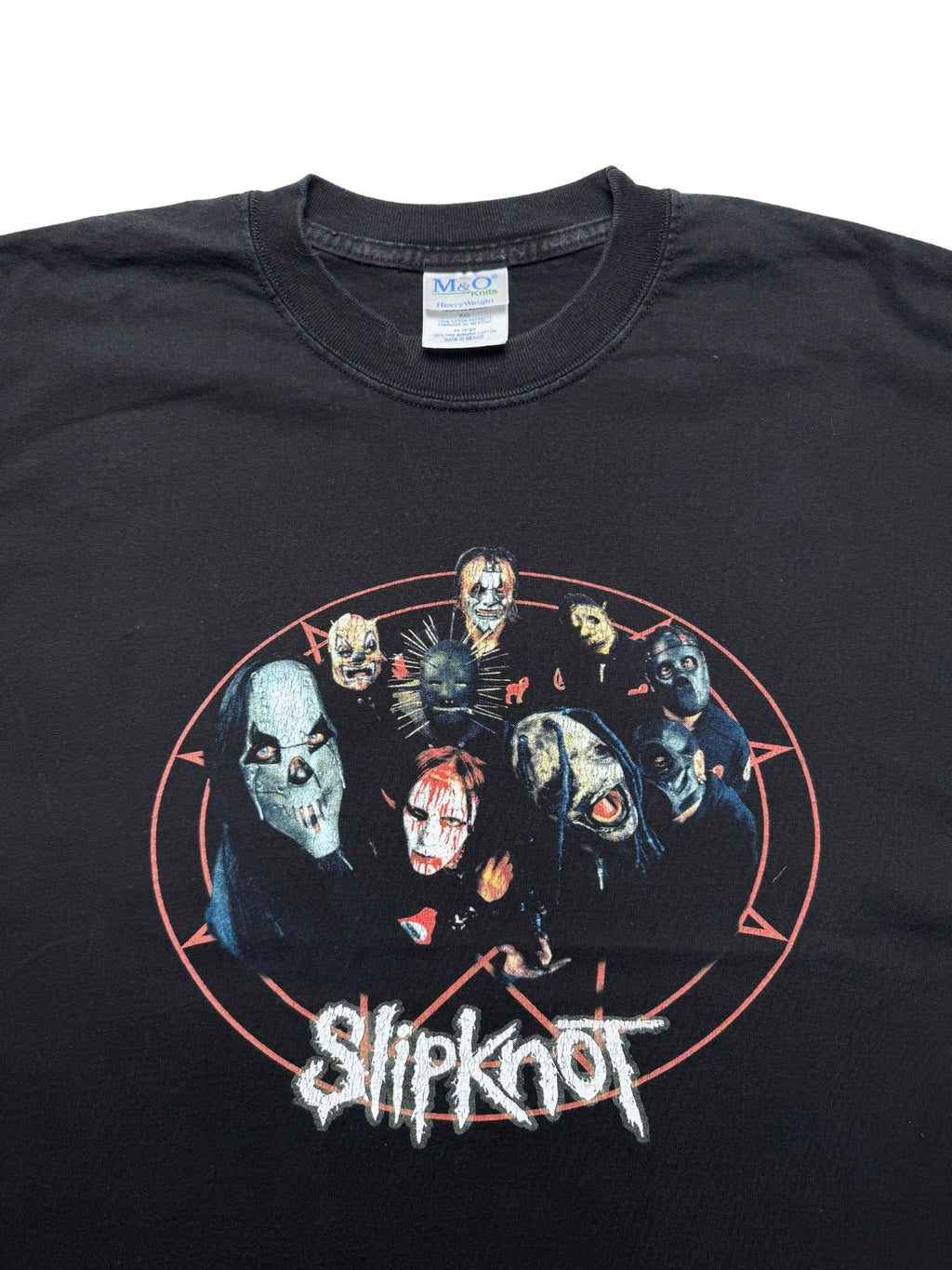 Detailansicht der vorderen Brustpartie mit geripptem Rundhalsausschnitt, dem M&O-Knits-Nackenetikett und den neun Slipknot-Mitgliedern im Pentagramm.