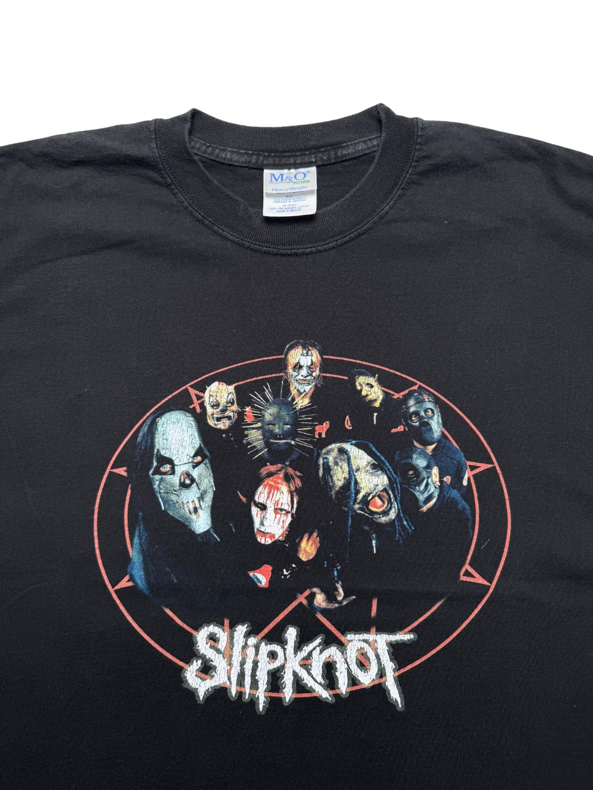 Detailansicht der vorderen Brustpartie mit geripptem Rundhalsausschnitt, dem M&O-Knits-Nackenetikett und den neun Slipknot-Mitgliedern im Pentagramm.