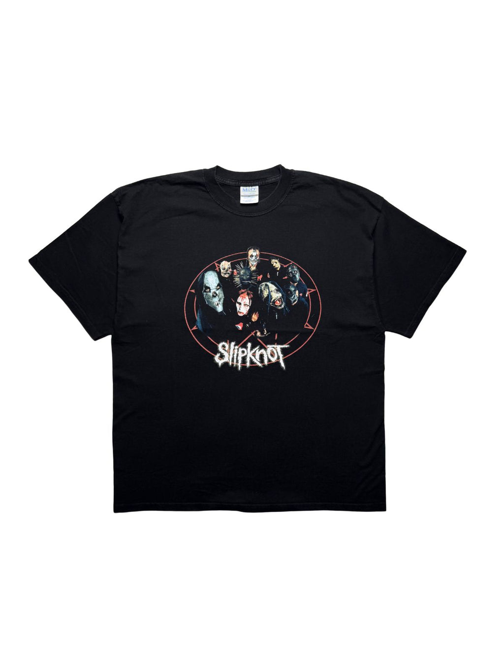 Originales schwarzes Vintage Slipknot T-Shirt von 2002 in der vorderen Gesamtansicht. Nu-Metal-Bandshirt mit rotem Pentagramm-Kreis, Masken-Porträts der Bandmitglieder und Band-Schriftzug.