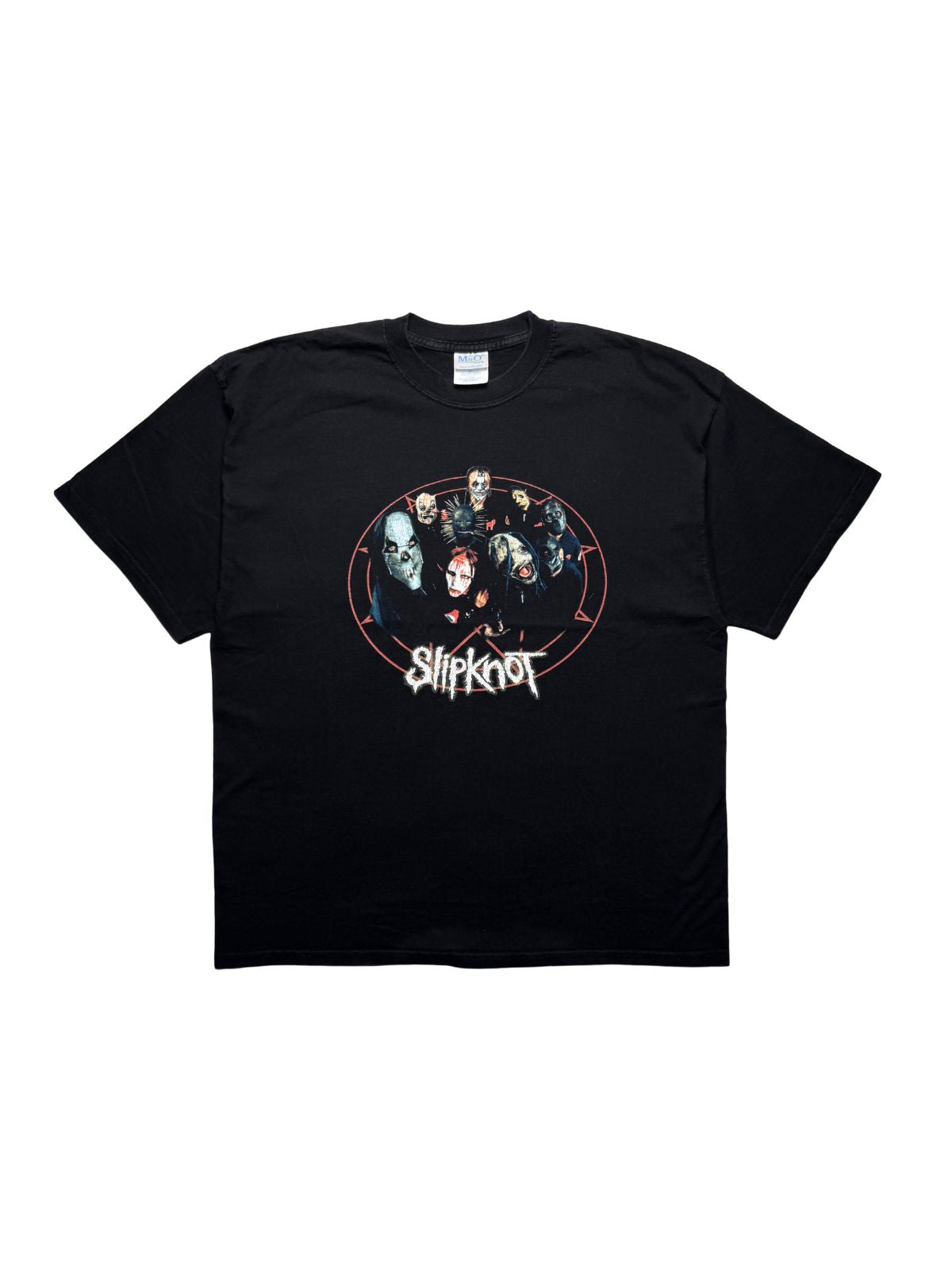 Originales schwarzes Vintage Slipknot T-Shirt von 2002 in der vorderen Gesamtansicht. Nu-Metal-Bandshirt mit rotem Pentagramm-Kreis, Masken-Porträts der Bandmitglieder und Band-Schriftzug.